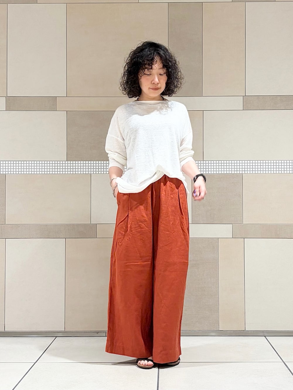 レッド系のその他パンツ、ホワイト系のTシャツ/カットソーを着用したレディースの夏コーディネートの3枚目の写真