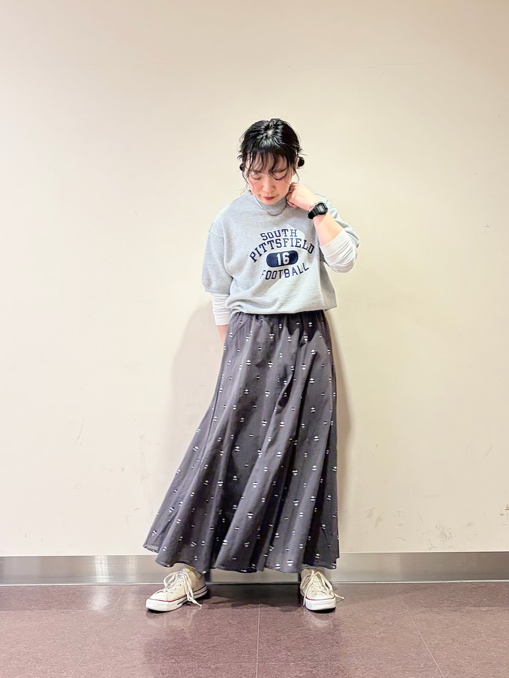 グレー系のスカート、ブルー系のスウェットを着用したレディースの春コーディネートの2枚目の写真