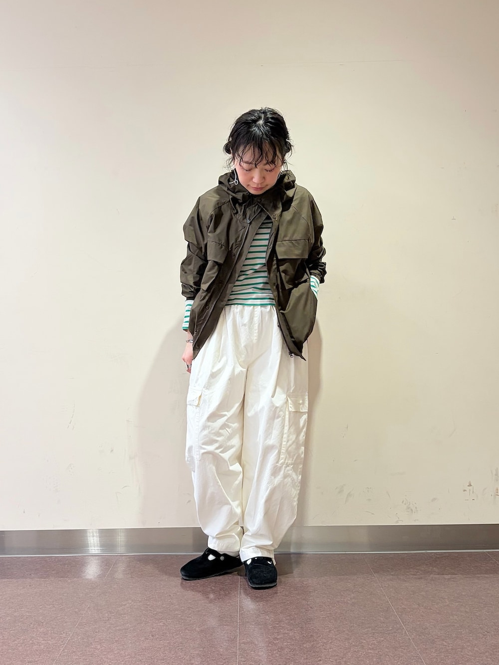 ホワイト系のその他パンツ、その他のTシャツ/カットソー、ブラウン系のテーラードジャケットを着用したレディースの冬コーディネートの2枚目の写真