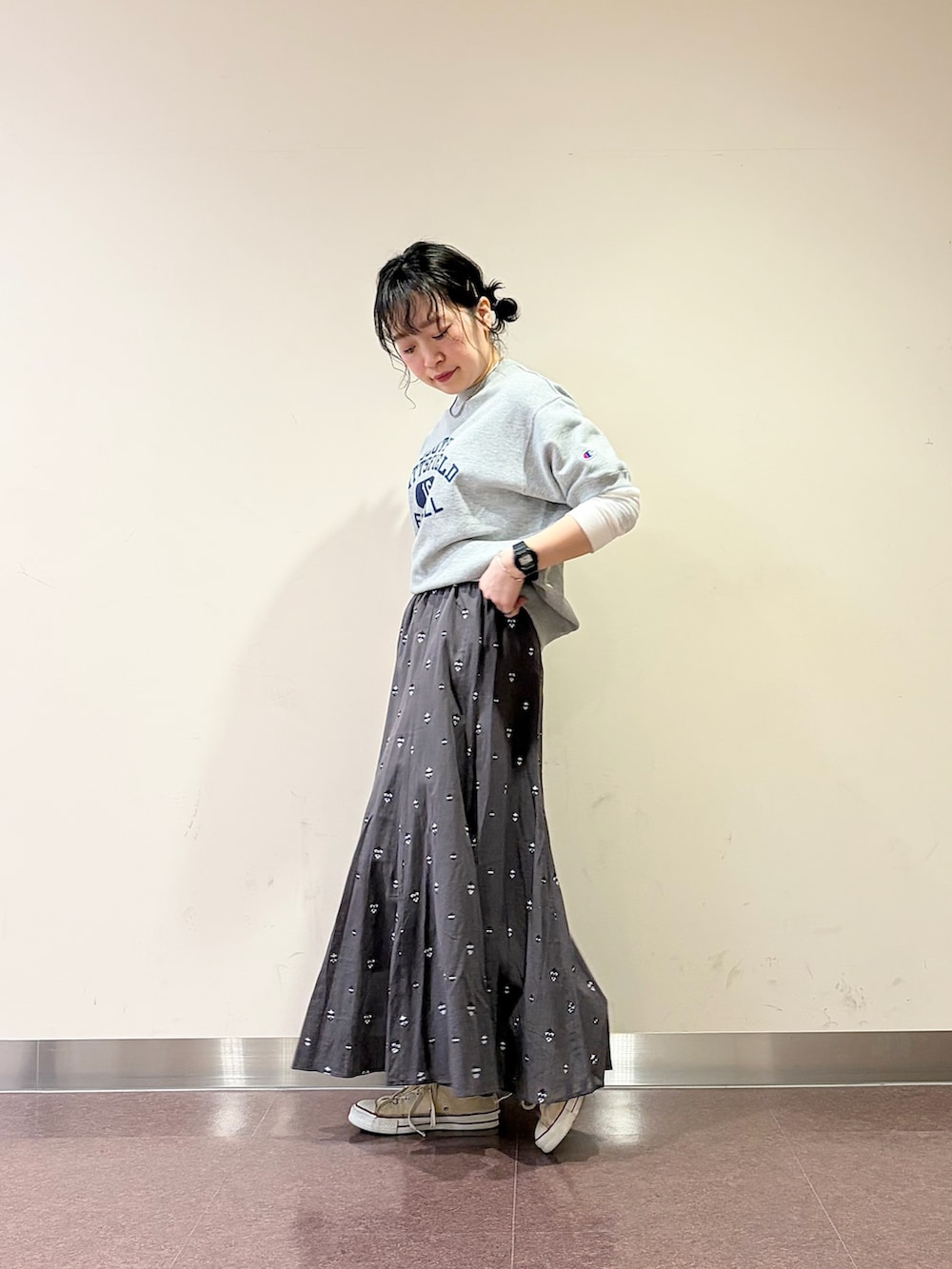 グレー系のスカート、ブルー系のスウェットを着用したレディースの春コーディネートの5枚目の写真