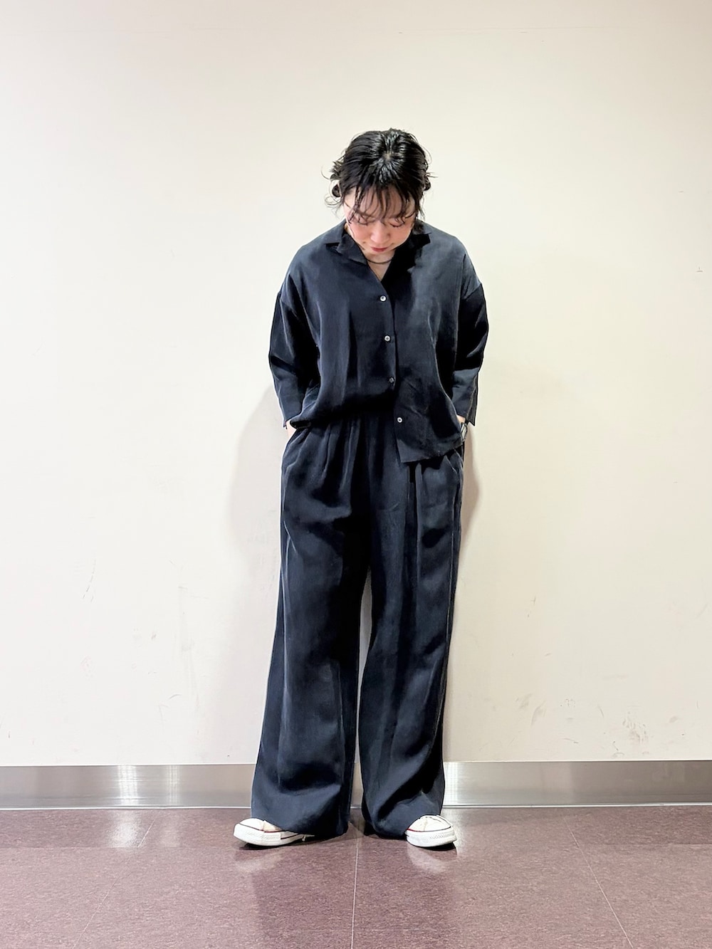 ブルー系のその他パンツ、ブルー系のシャツ/ブラウスを着用したレディースの春コーディネートの2枚目の写真