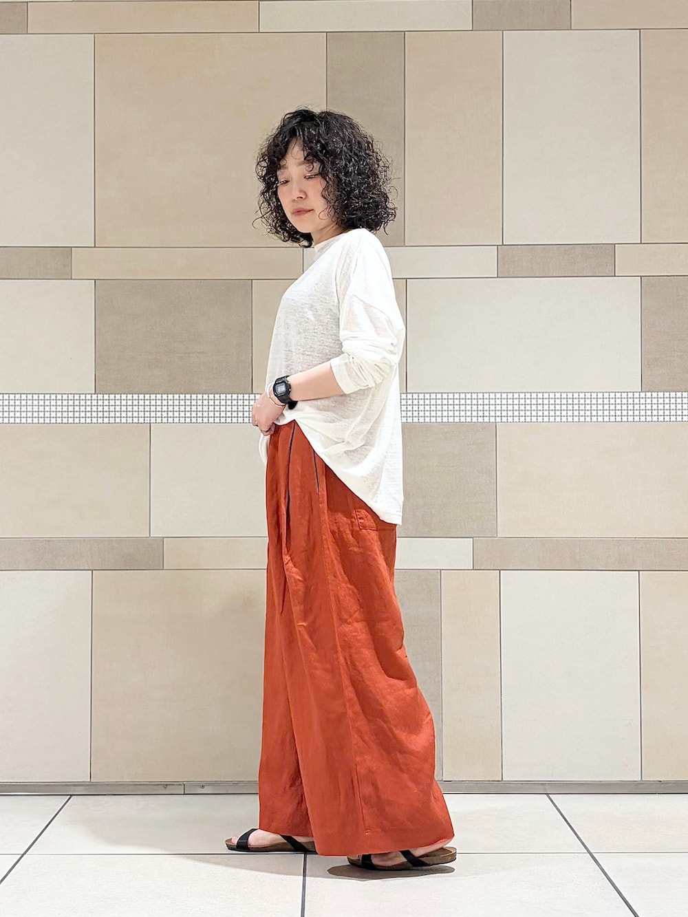 レッド系のその他パンツ、ホワイト系のTシャツ/カットソーを着用したレディースの夏コーディネートの5枚目の写真