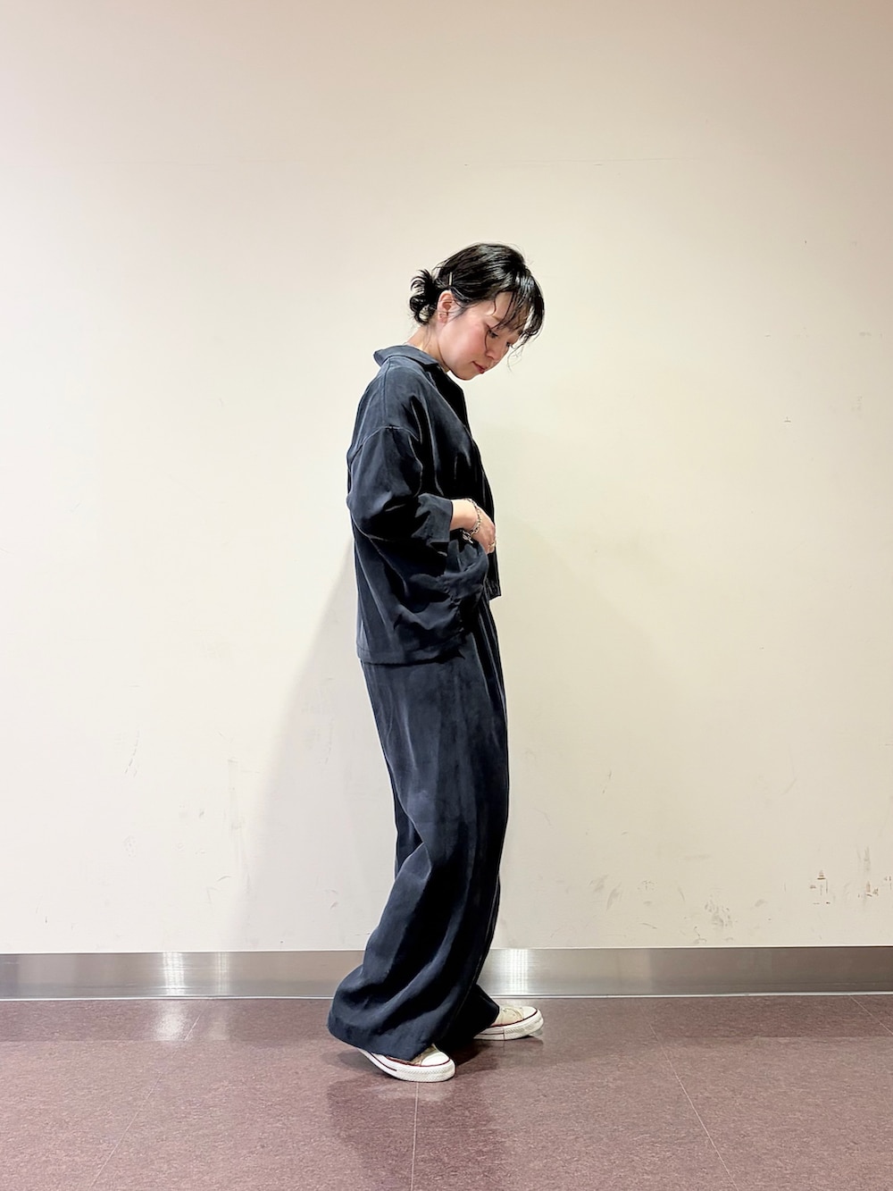 ブルー系のその他パンツ、ブルー系のシャツ/ブラウスを着用したレディースの春コーディネートの3枚目の写真