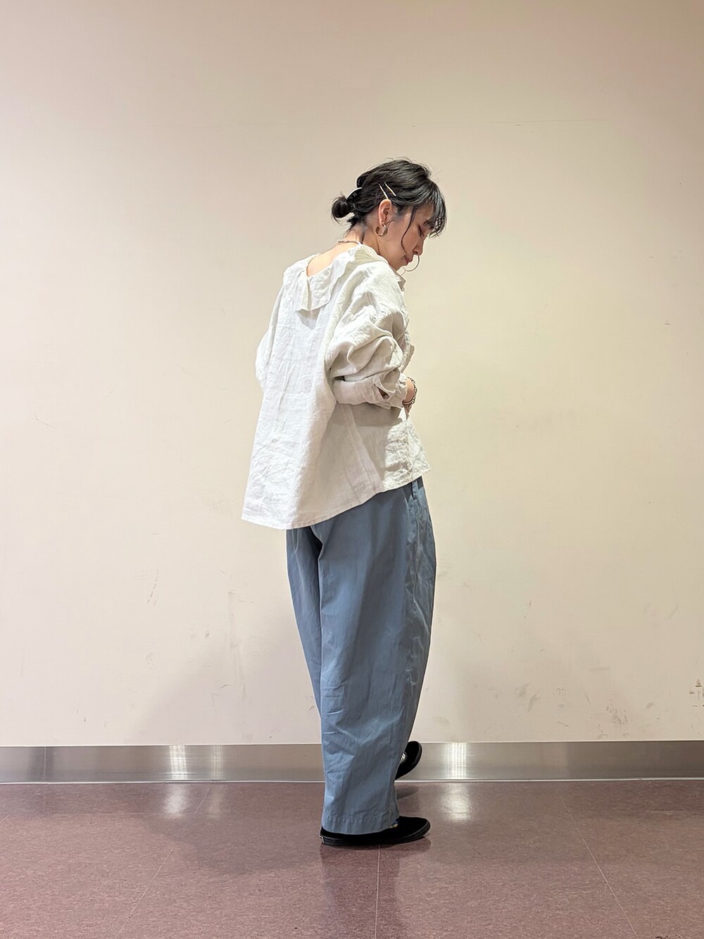 ブルー系のその他パンツ、グレー系のシャツ/ブラウスを着用したレディースの春コーディネートの4枚目の写真