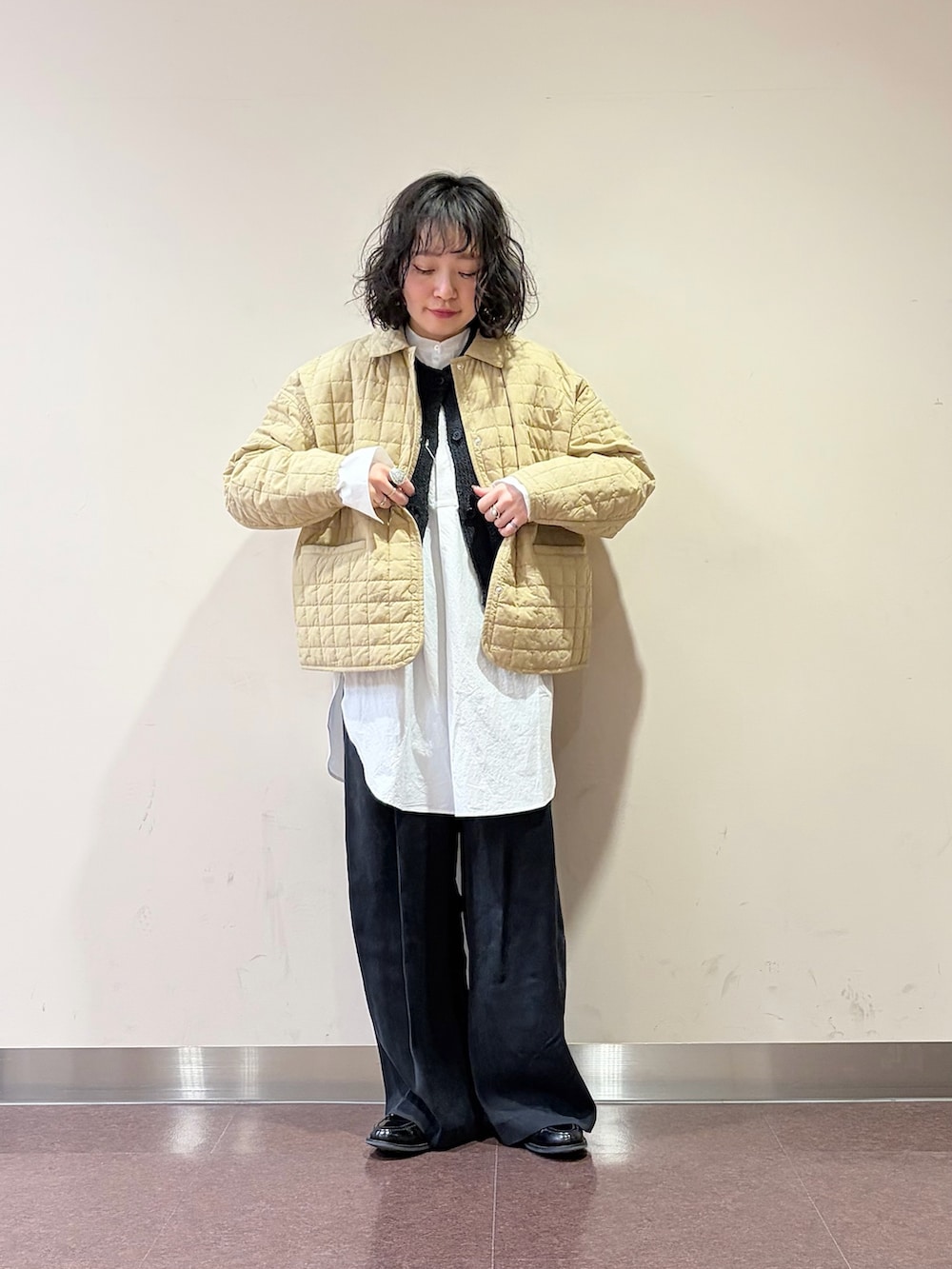 ブラック系のその他パンツ、ホワイト系のシャツ/ブラウス、ブラック系のベストを着用したレディースの冬コーディネートの3枚目の写真