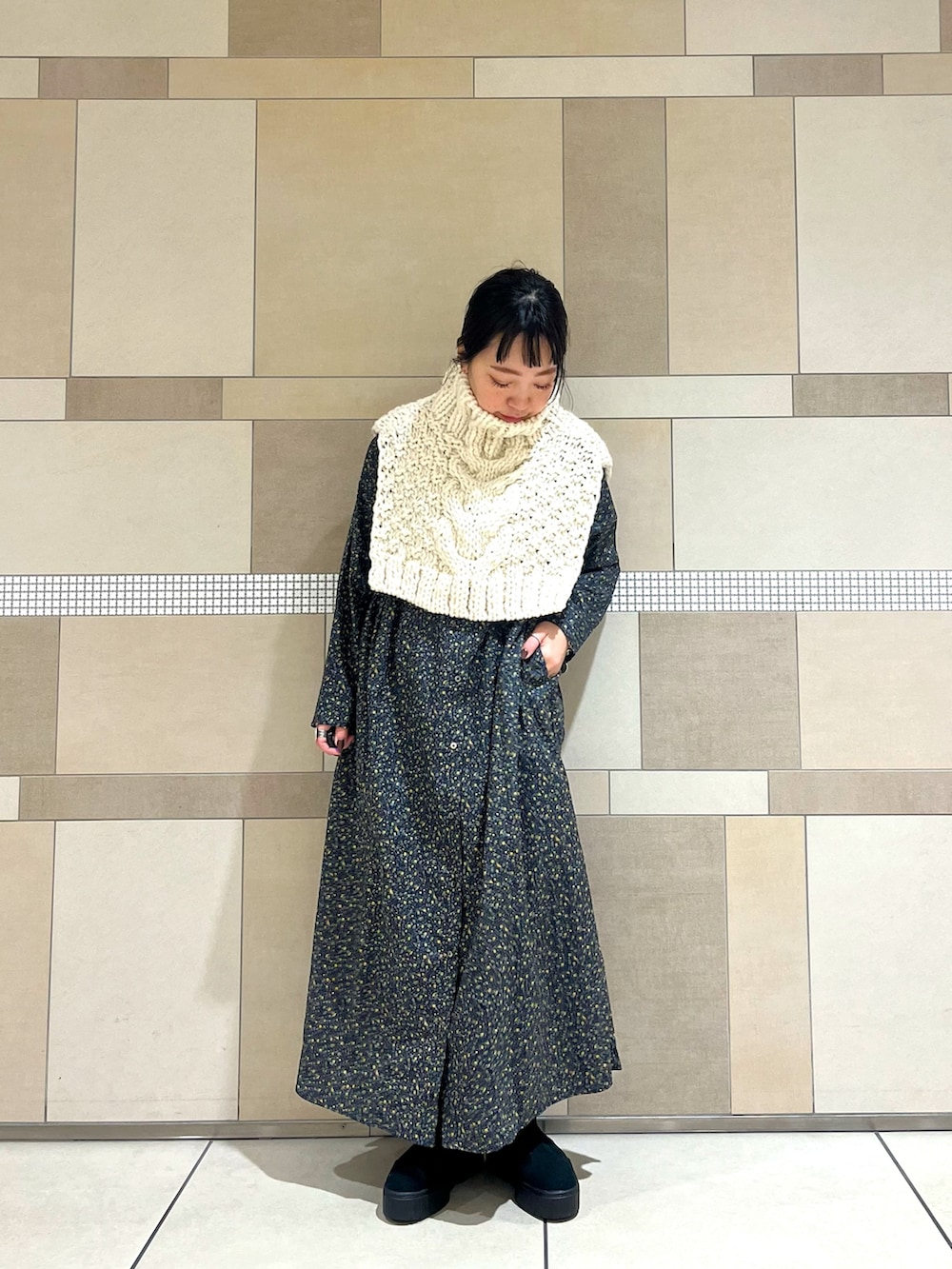 ブルー系のワンピース、ホワイト系のネックウォーマー/スヌードを着用したレディースの冬コーディネートの3枚目の写真