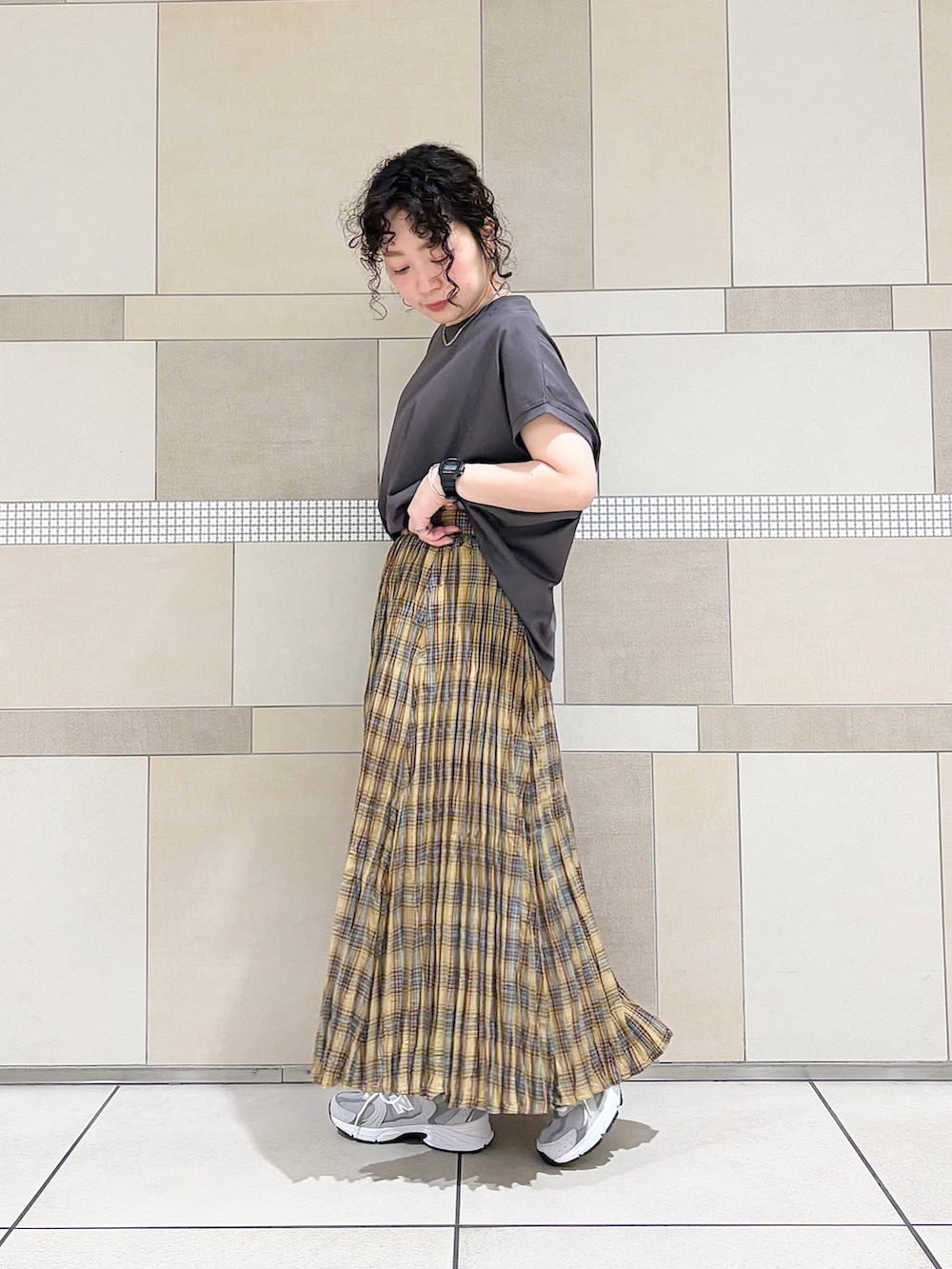 グレー系のスニーカー、イエロー系のスカート、グレー系のTシャツ/カットソーを着用したレディースの春コーディネートの5枚目の写真