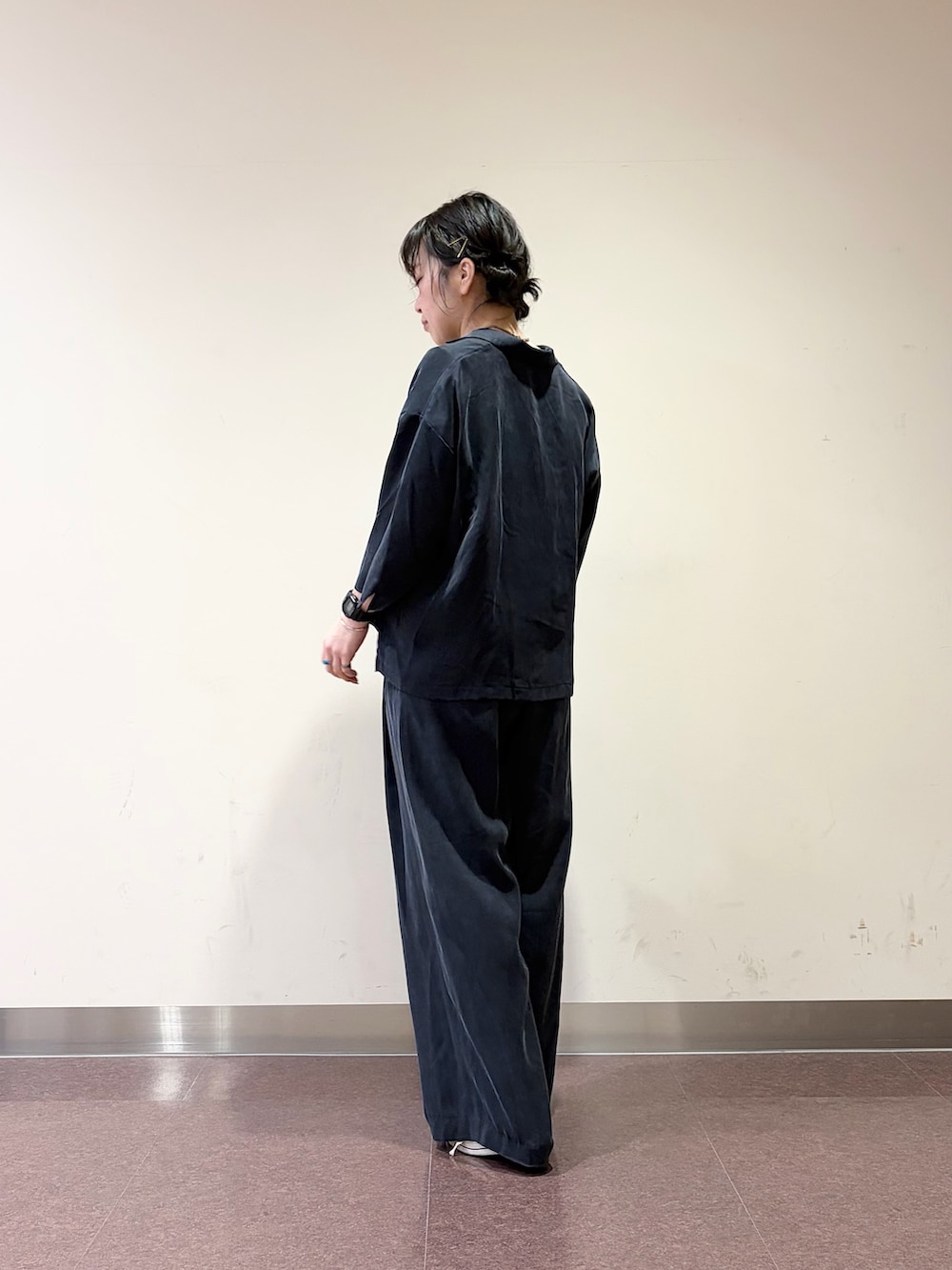 ブルー系のその他パンツ、ブルー系のシャツ/ブラウスを着用したレディースの春コーディネートの6枚目の写真