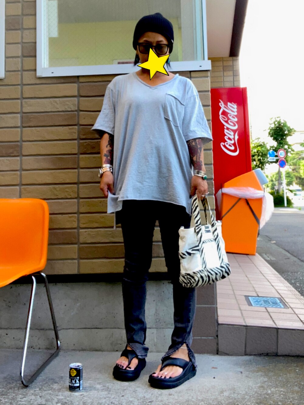 グレー系のTシャツ/カットソー、グレー系のデニムパンツ、ホワイト系のトートバッグを着用したレディースの夏コーディネートの2枚目の写真