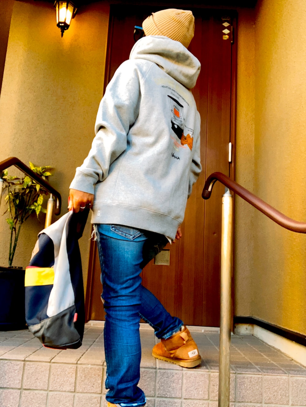 グレー系のパーカー、グレー系のボディバッグ/ウエストポーチ、ベージュ系のブーツを着用したレディースの冬コーディネートの3枚目の写真