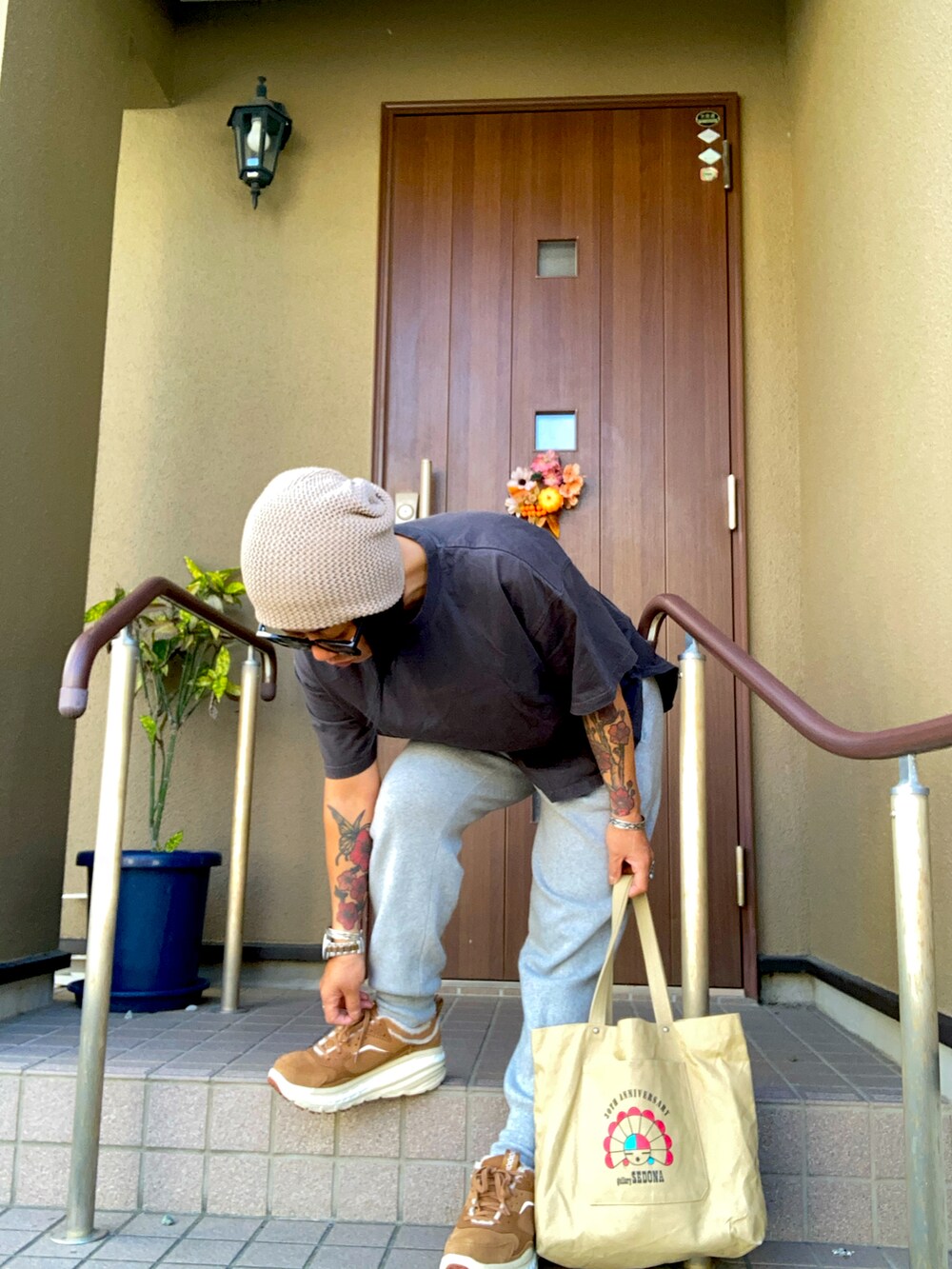 ブラック系のTシャツ/カットソー、グレー系のスウェットパンツ、ベージュ系のスニーカーを着用したレディースの秋コーディネートの3枚目の写真