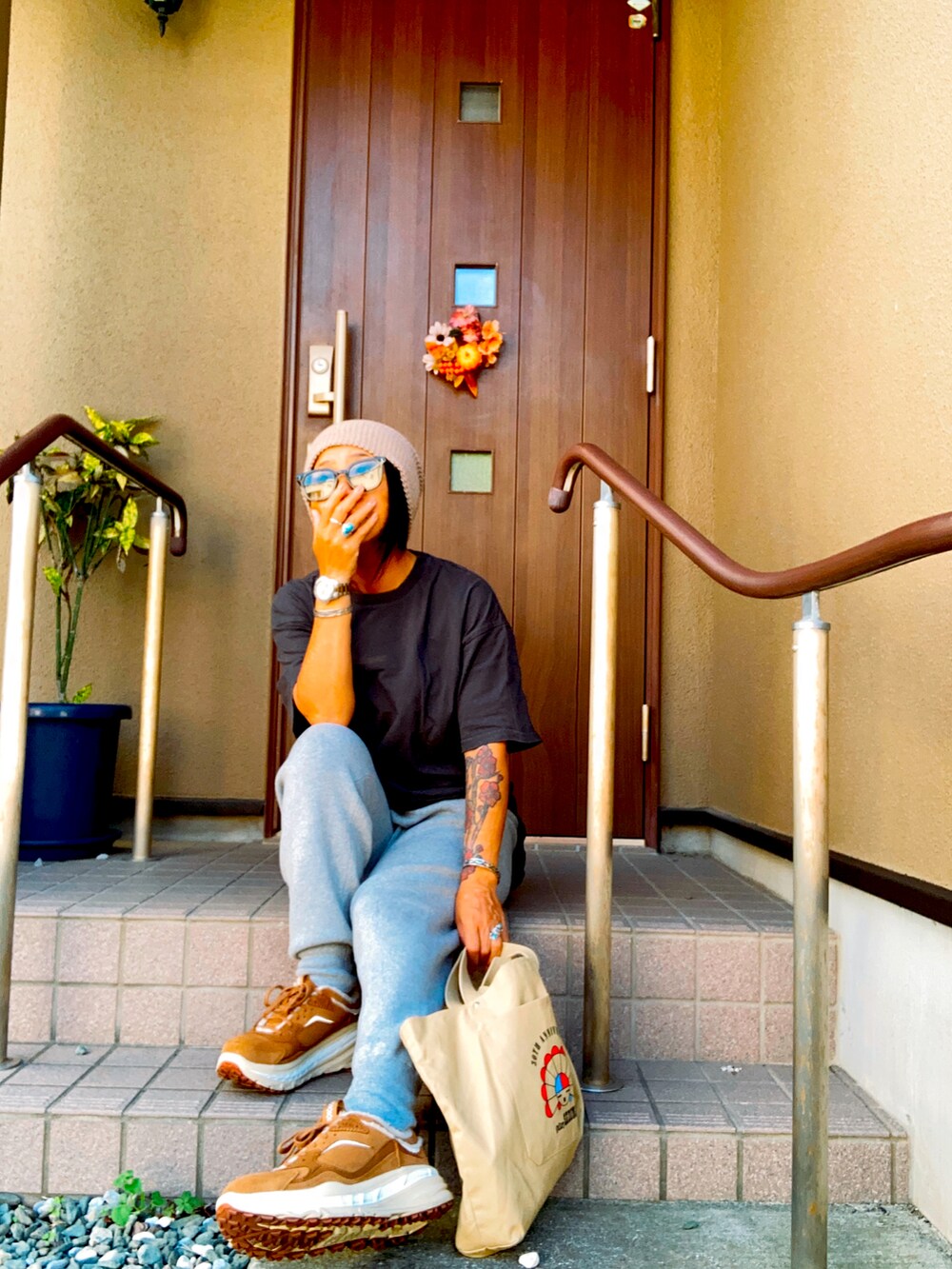 ブラック系のTシャツ/カットソー、グレー系のスウェットパンツ、ベージュ系のスニーカーを着用したレディースの秋コーディネートの2枚目の写真