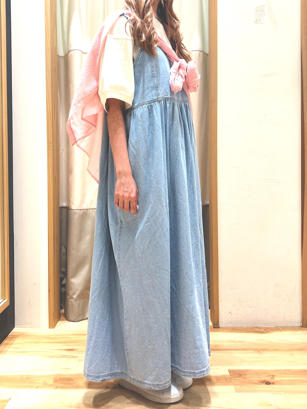 ブルー系のワンピース、ホワイト系のTシャツ/カットソー、ピンク系のシャツ/ブラウスを着用したレディースの春コーディネートの2枚目の写真