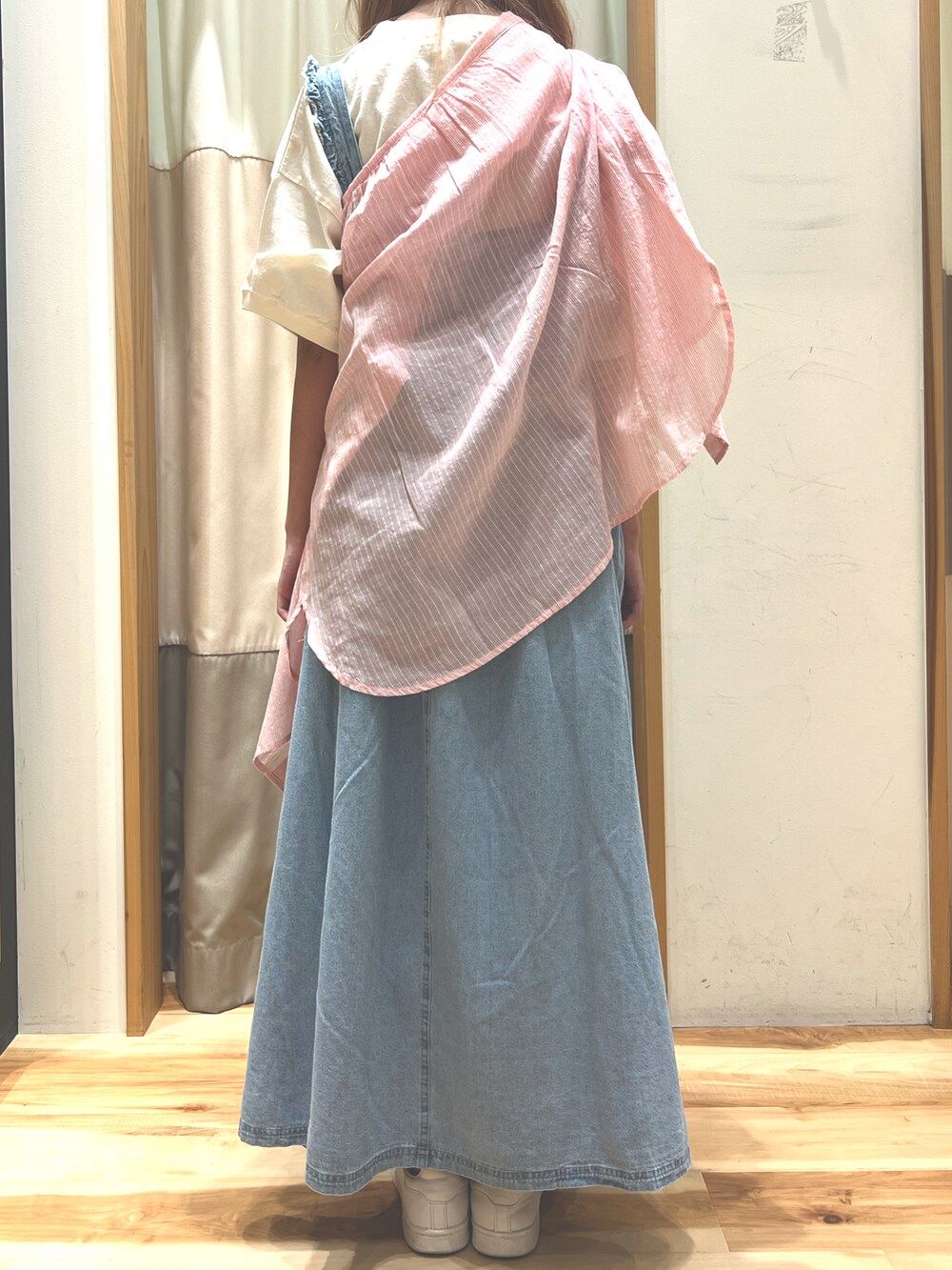 ブルー系のワンピース、ホワイト系のTシャツ/カットソー、ピンク系のシャツ/ブラウスを着用したレディースの春コーディネートの4枚目の写真