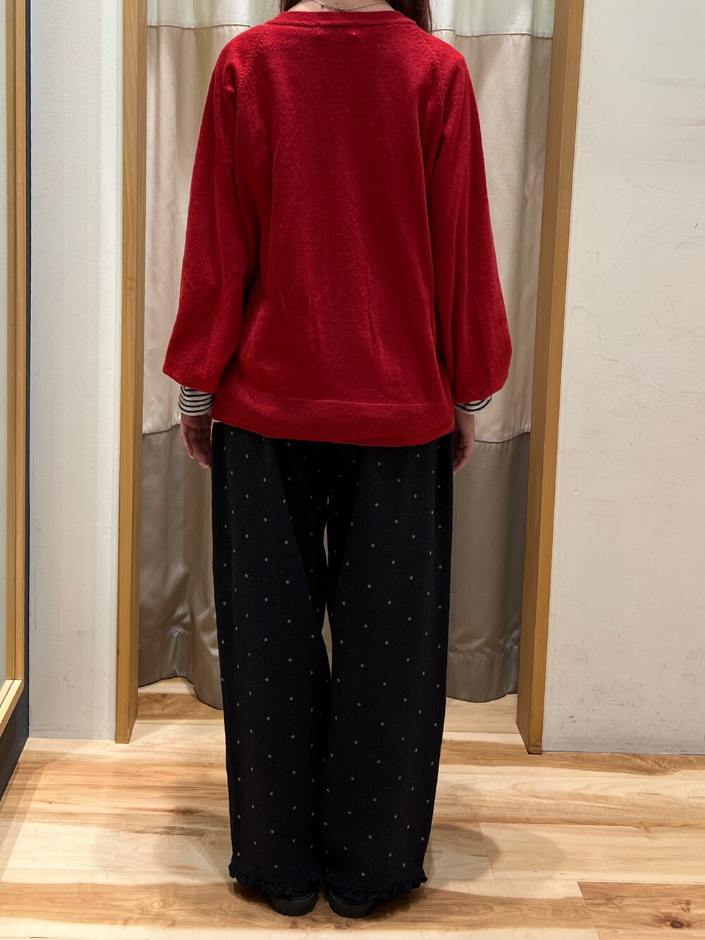 グレー系のその他パンツ、レッド系のカーディガン/ボレロを着用したレディースの秋コーディネートの3枚目の写真