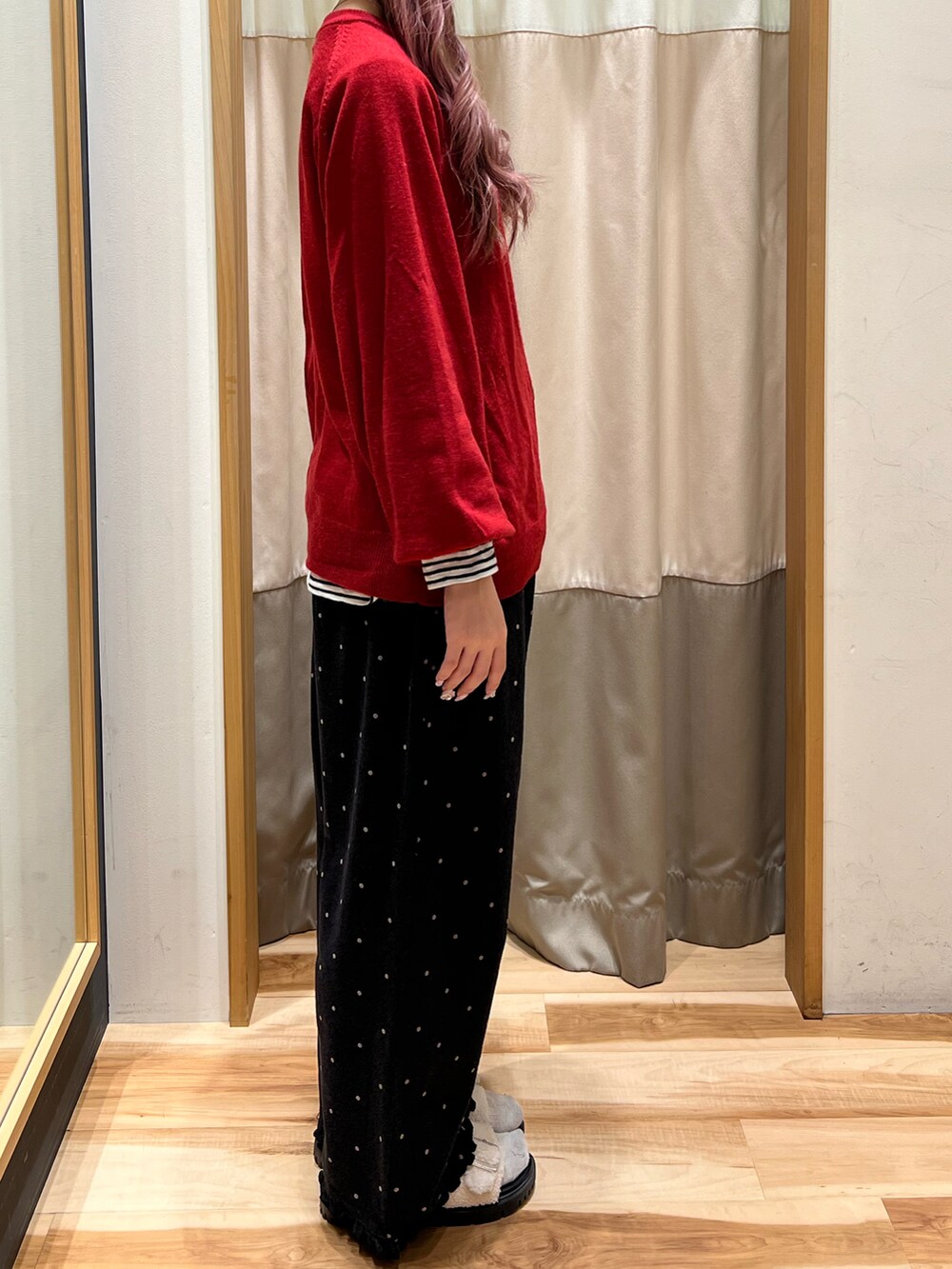 グレー系のその他パンツ、レッド系のカーディガン/ボレロを着用したレディースの秋コーディネートの2枚目の写真