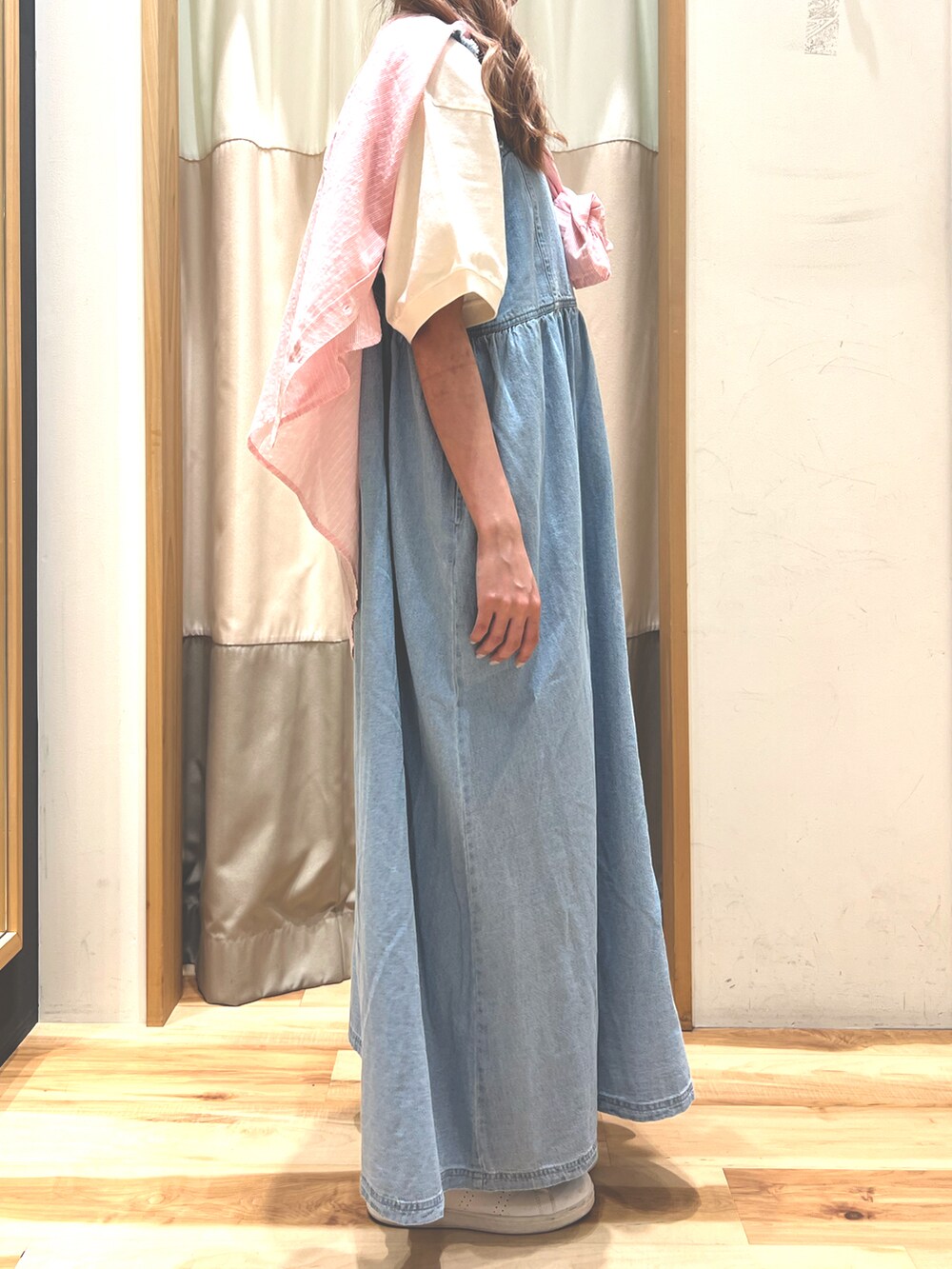 ブルー系のワンピース、ホワイト系のTシャツ/カットソー、ピンク系のシャツ/ブラウスを着用したレディースの春コーディネートの3枚目の写真