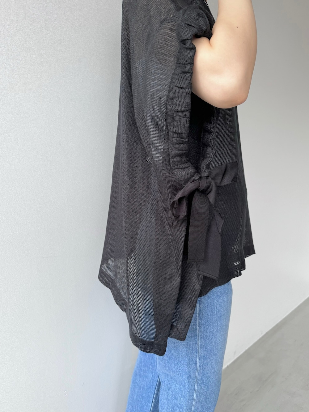 「mica&deal、マイカアンドディール、RED CARD、お出かけコーデ、デートコーデ、ポンチョ、リボン、デニムコーデ、きれいめカジュアル、ブラウス、休日スタイル、30代コーデ、大人カジュアル、大人フェミニン、シアートップス」｜「MICA&DEALのサイドリボンリネンポンチョ（シャツ/ブラウス、ブラック系）」を使った、erikaさん（レディース・163cm）の春コーディネートの5枚目の写真