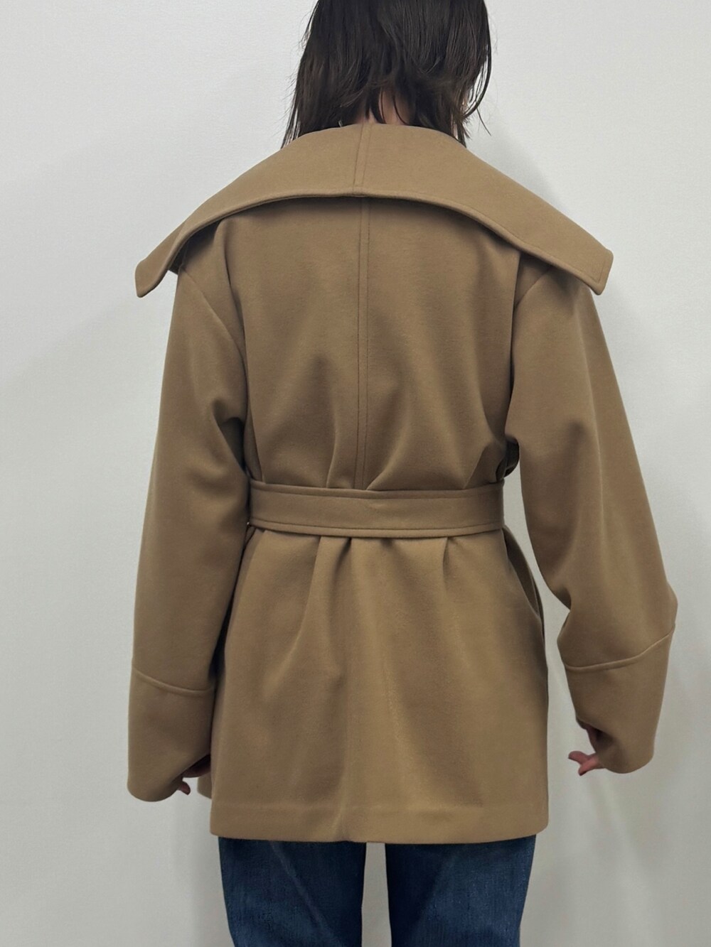 イエロー系のその他アウターを着用したレディースの秋コーディネートの7枚目の写真