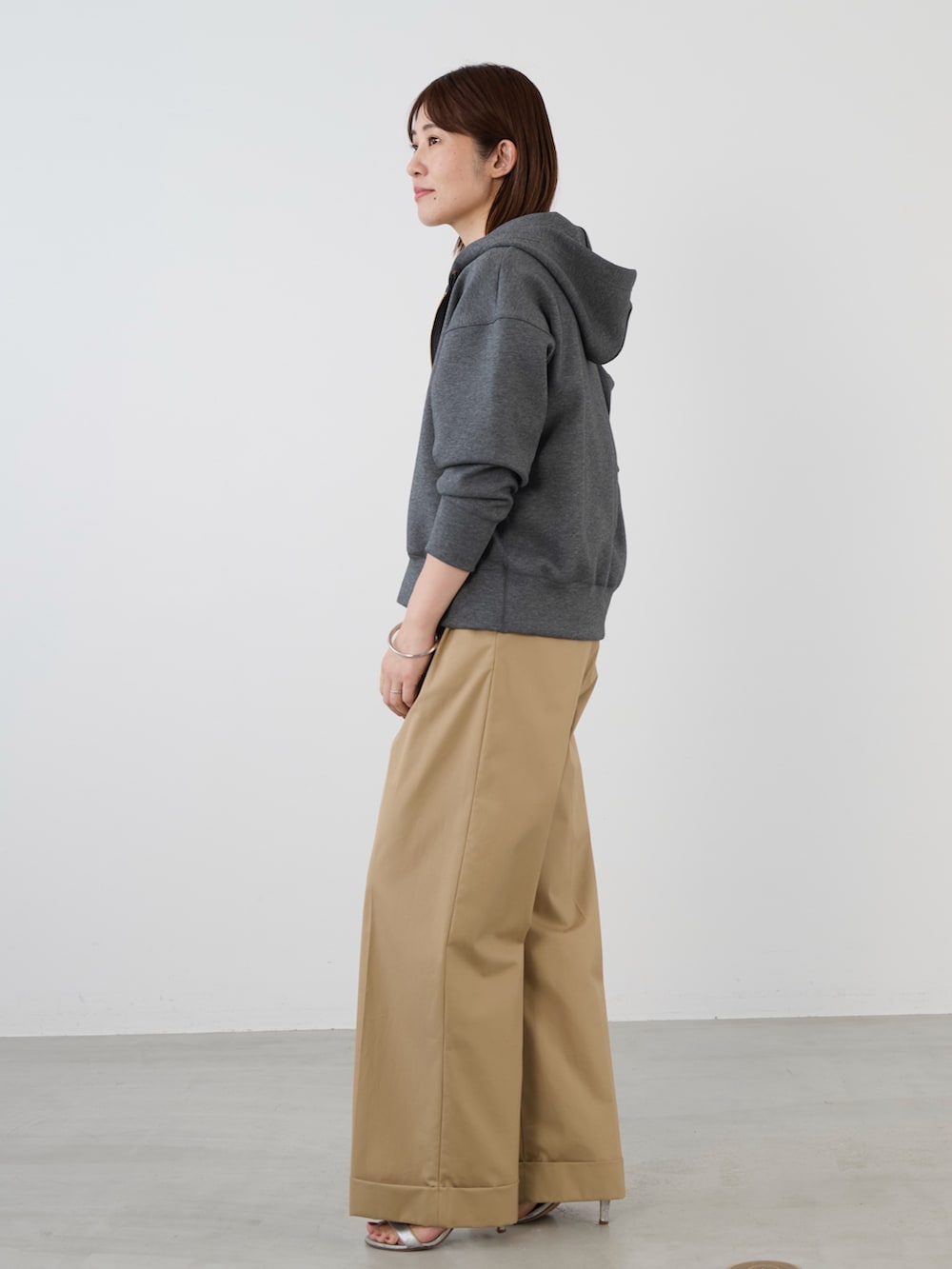 グレー系のパーカーを着用したレディースの冬コーディネートの4枚目の写真