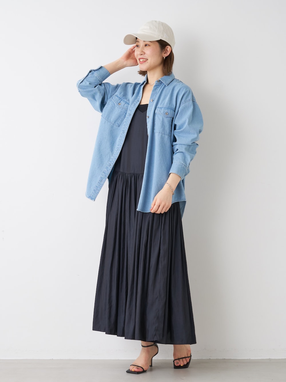 「mica&deal、マイカアンドディール、NEWERA、デニムシャツ、キャミワンピ、CAP、キャップ、秋服準備はじめました、休日スタイル、アウトドアスタイル、ワンピース、大人カジュアル、きれいめカジュアル、30代コーデ、お出かけコーデ」｜「MICA&DEALのミリタリーシャツ（シャツ/ブラウス、ブルー系）」を使った、erikaさん（レディース・163cm）の夏コーディネートの3枚目の写真
