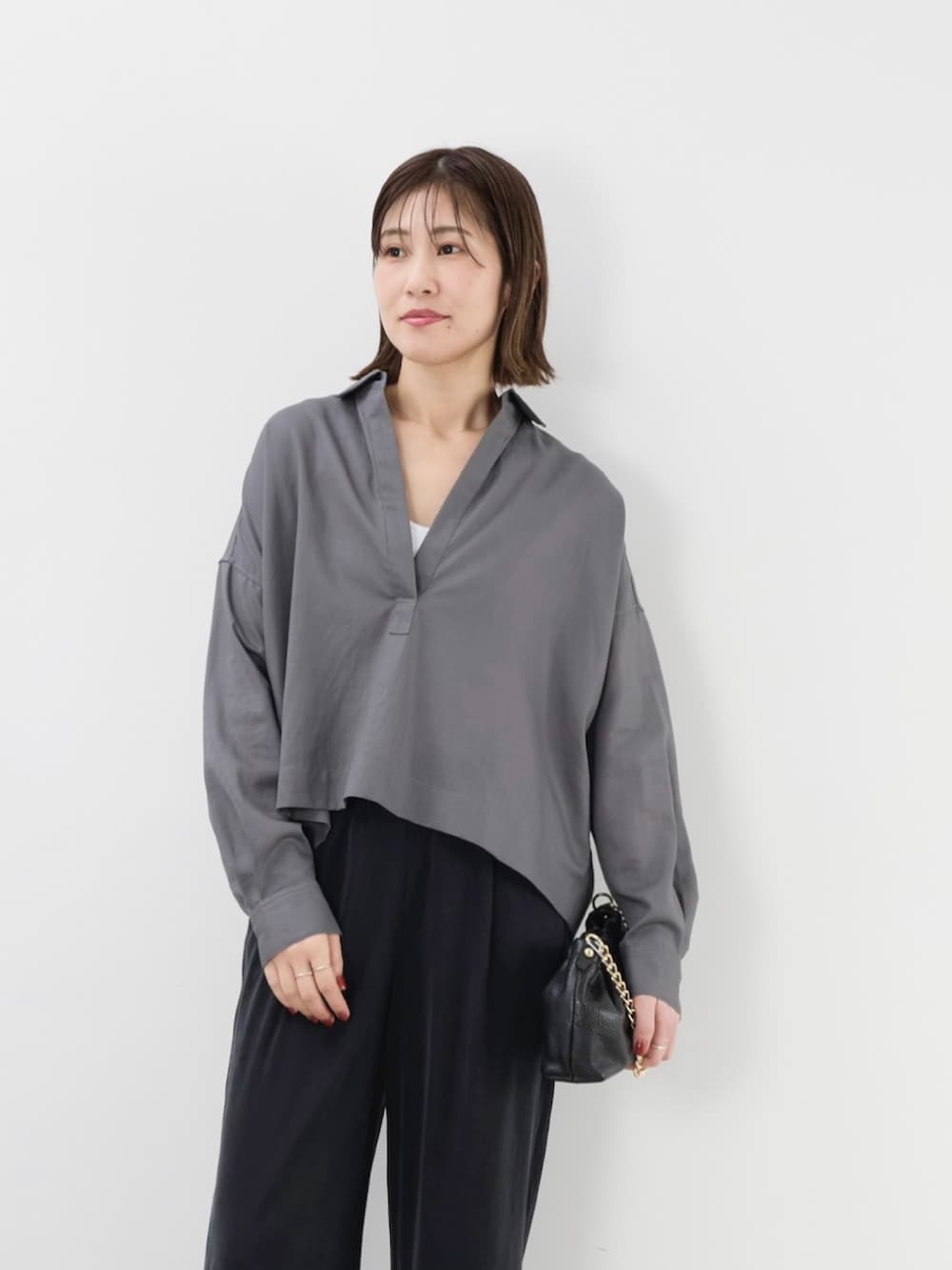 グレー系のシャツ/ブラウスを着用したレディースの夏コーディネートの2枚目の写真