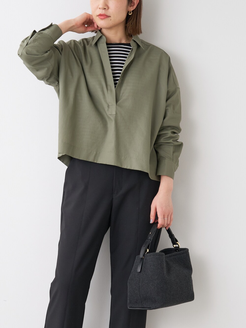 ブラック系のTシャツ/カットソー、グリーン系のシャツ/ブラウス、ブラック系のその他パンツを着用したレディースの秋コーディネートの3枚目の写真