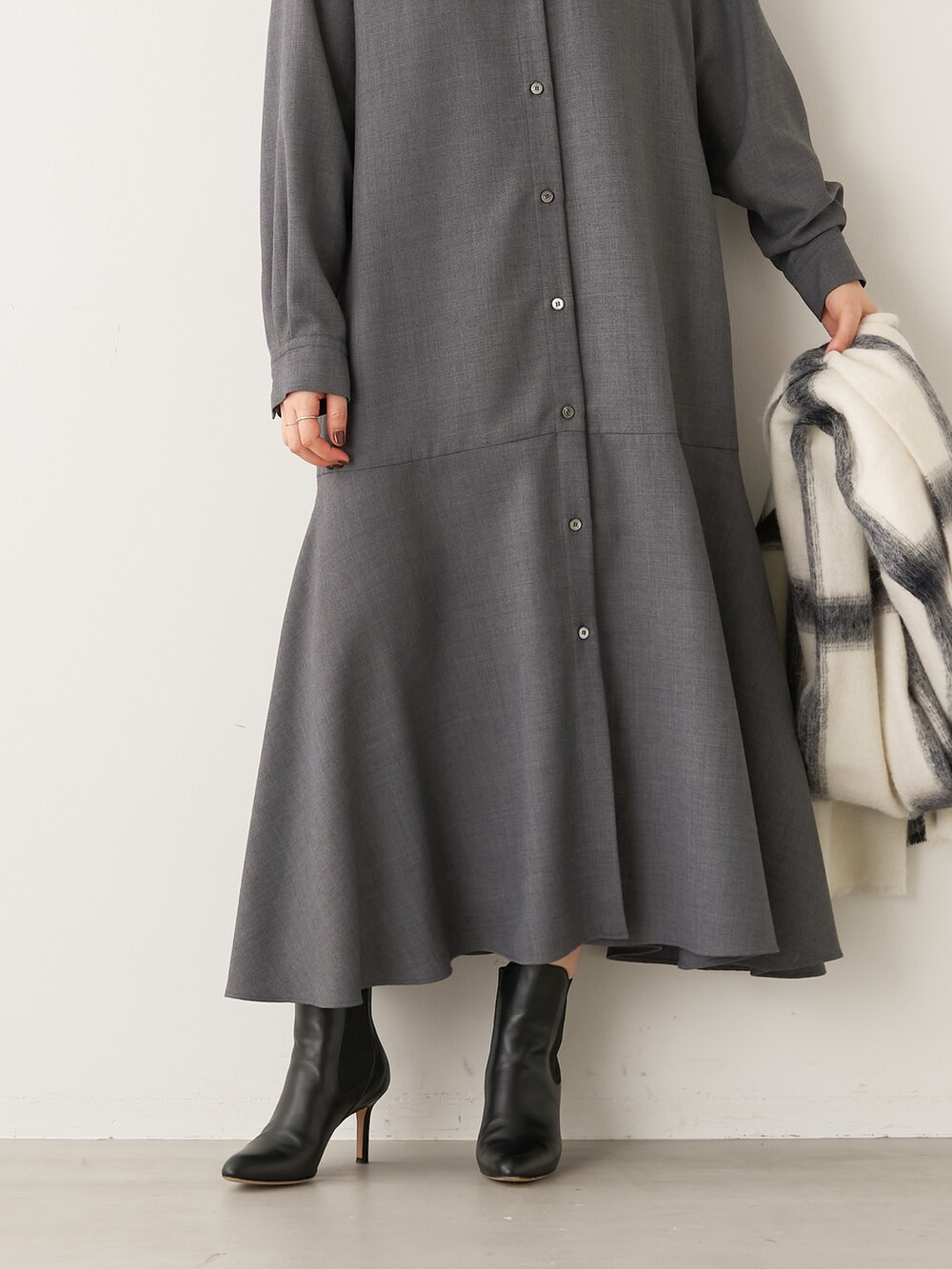 「mica&deal、マイカアンドディール、ワンピース、シャツワンピース、グレー、フレアワンピース、ブーツ、大人カジュアル、きれいめカジュアル、きれいめコーデ、休日スタイル、お出かけコーデ、モノトーン」｜「MICA&DEALのヘムフレアワンピース（ワンピース、グレー系）」を使った、erikaさん（レディース・163cm）の秋コーディネートの3枚目の写真