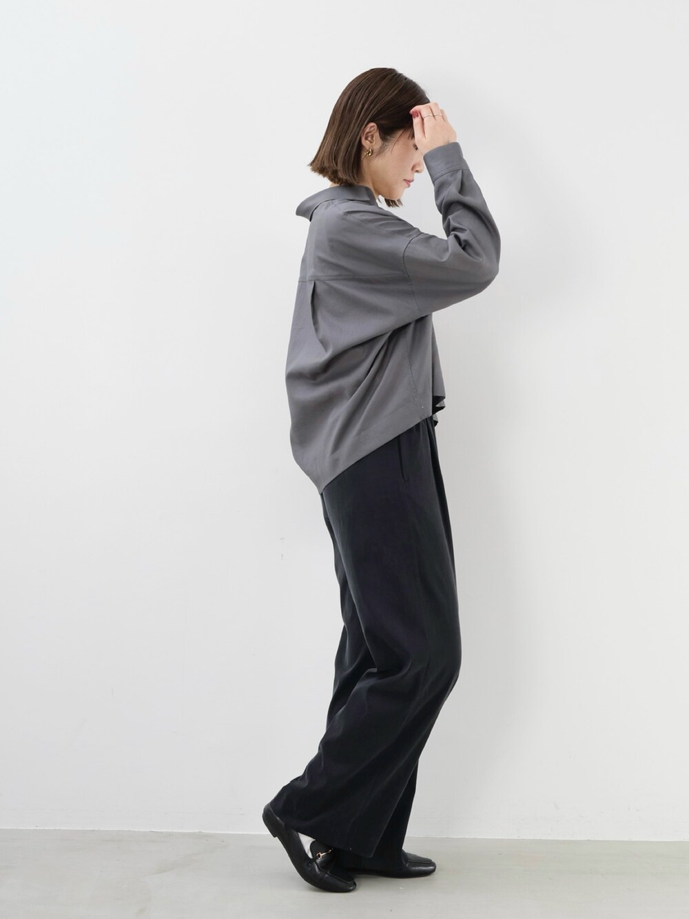 グレー系のシャツ/ブラウスを着用したレディースの夏コーディネートの7枚目の写真