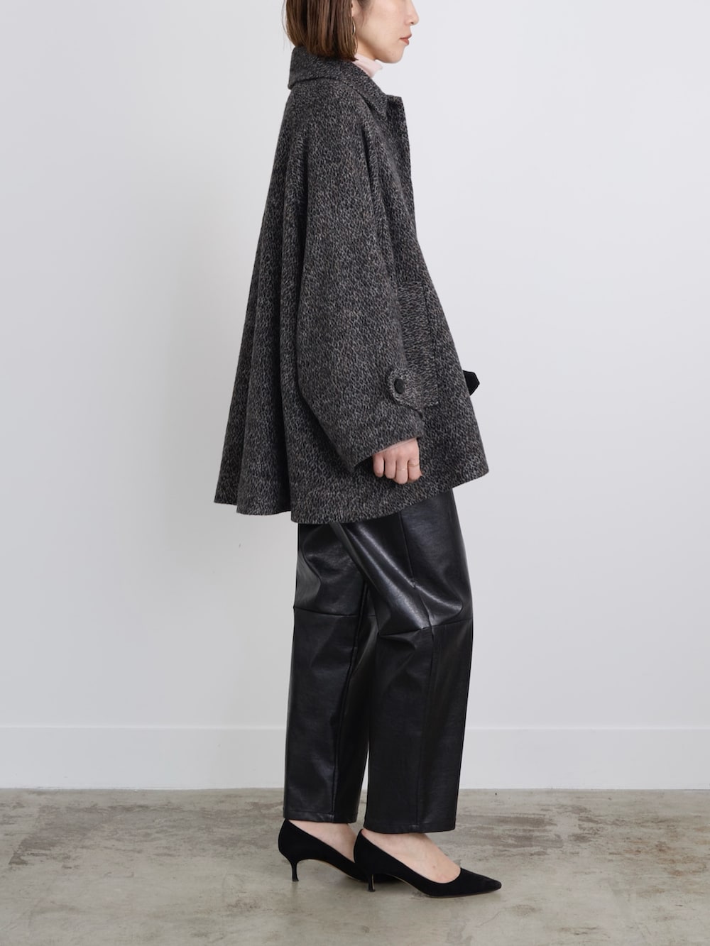 その他のその他アウター、ピンク系のTシャツ/カットソー、ブラック系のその他パンツを着用したレディースの冬コーディネートの4枚目の写真