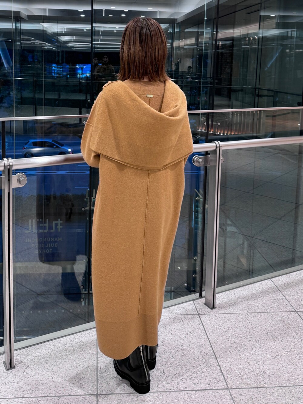 「mica&deal、マイカアンドディール、ニット、ブーツ、ワンピース、ニットワンピース、キャメル、着回しコーデ、ラクチンコーデ、お出かけコーデ、休日スタイル、きれいめカジュアル、大人カジュアル、30代コーデ、シンプルコーデ」｜「MICA&DEALのボイルウールVネックニットワンピース（ワンピース、イエロー系）」を使った、erikaさん（レディース・163cm）の秋コーディネートの3枚目の写真