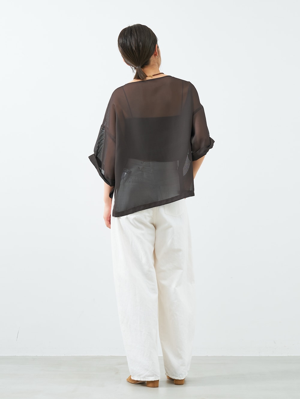 「mica&deal、マイカアンドディール、FABIO RUSCONI 、サンダル、白デニム、シアートップス、ブラウン、スポーツミックス、きれいめカジュアル、お出かけコーデ、大人カジュアル、ハーフスリーブ、リラックススタイル、ホワイト」｜「MICA&DEALの製品染めバルーンデニムパンツ〈2サイズ展開〉（デニムパンツ、ホワイト系）」を使った、erikaさん（骨格ウェーブ・レディース・163cm）の夏コーディネートの5枚目の写真