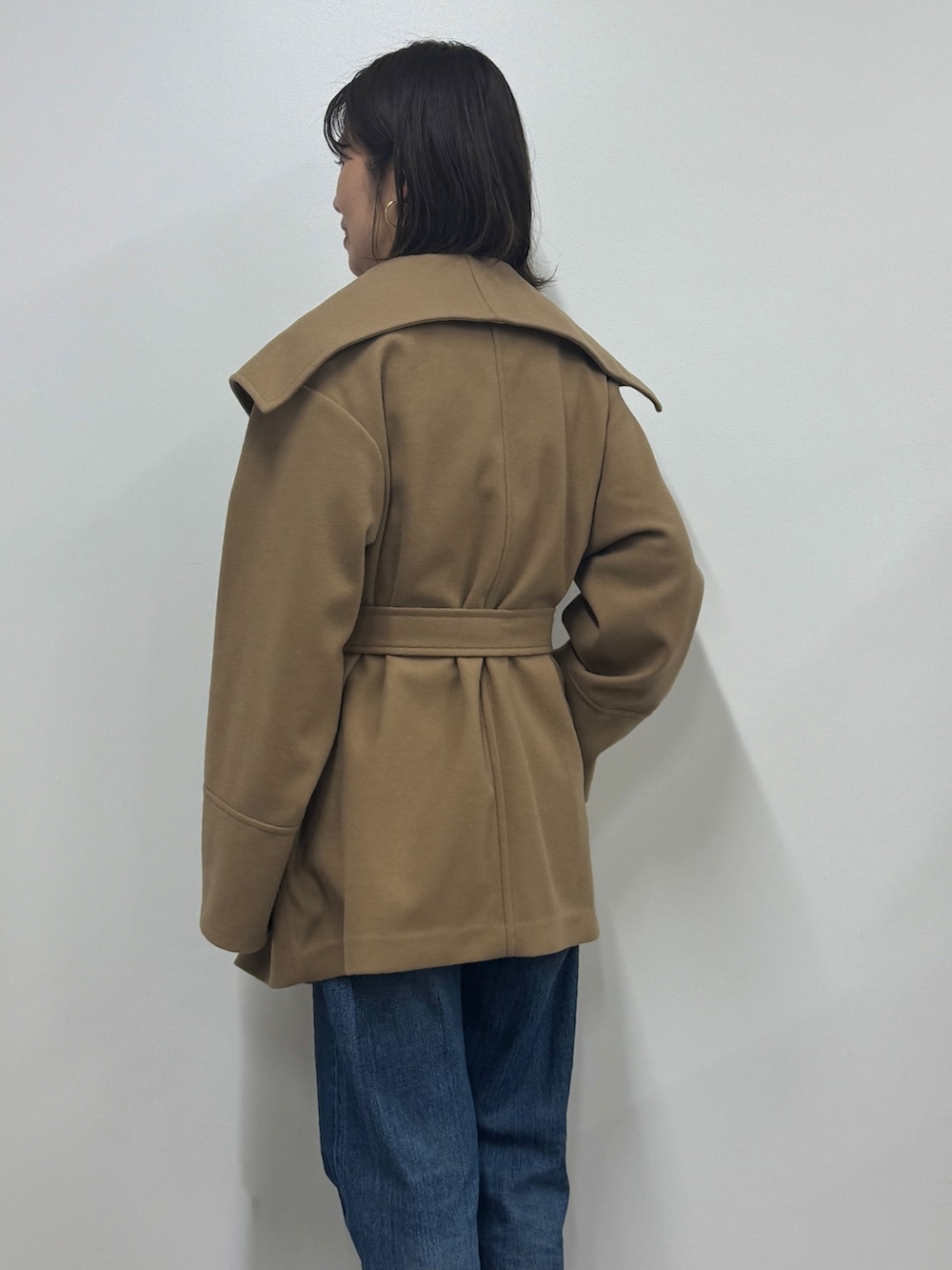 イエロー系のその他アウターを着用したレディースの秋コーディネートの5枚目の写真