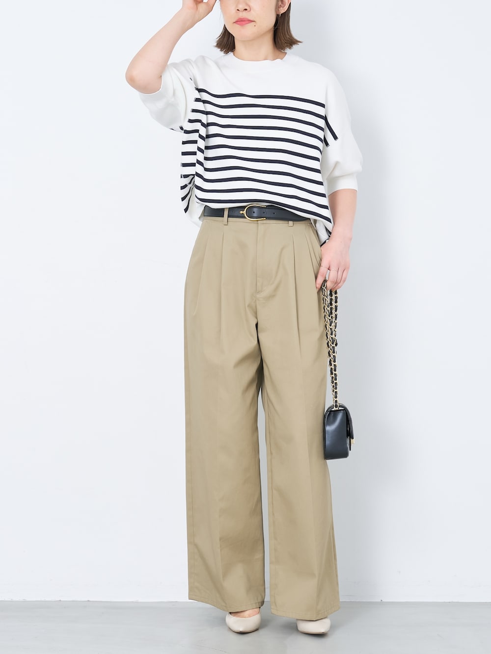 その他のニット/セーター、ベージュ系のチノパンツ、ベージュ系のキャップを着用したレディースの春コーディネートの4枚目の写真