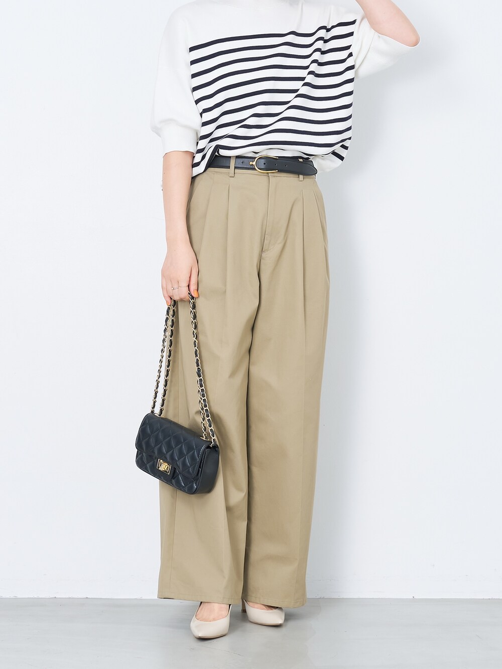 その他のニット/セーター、ベージュ系のチノパンツ、ベージュ系のキャップを着用したレディースの春コーディネートの2枚目の写真