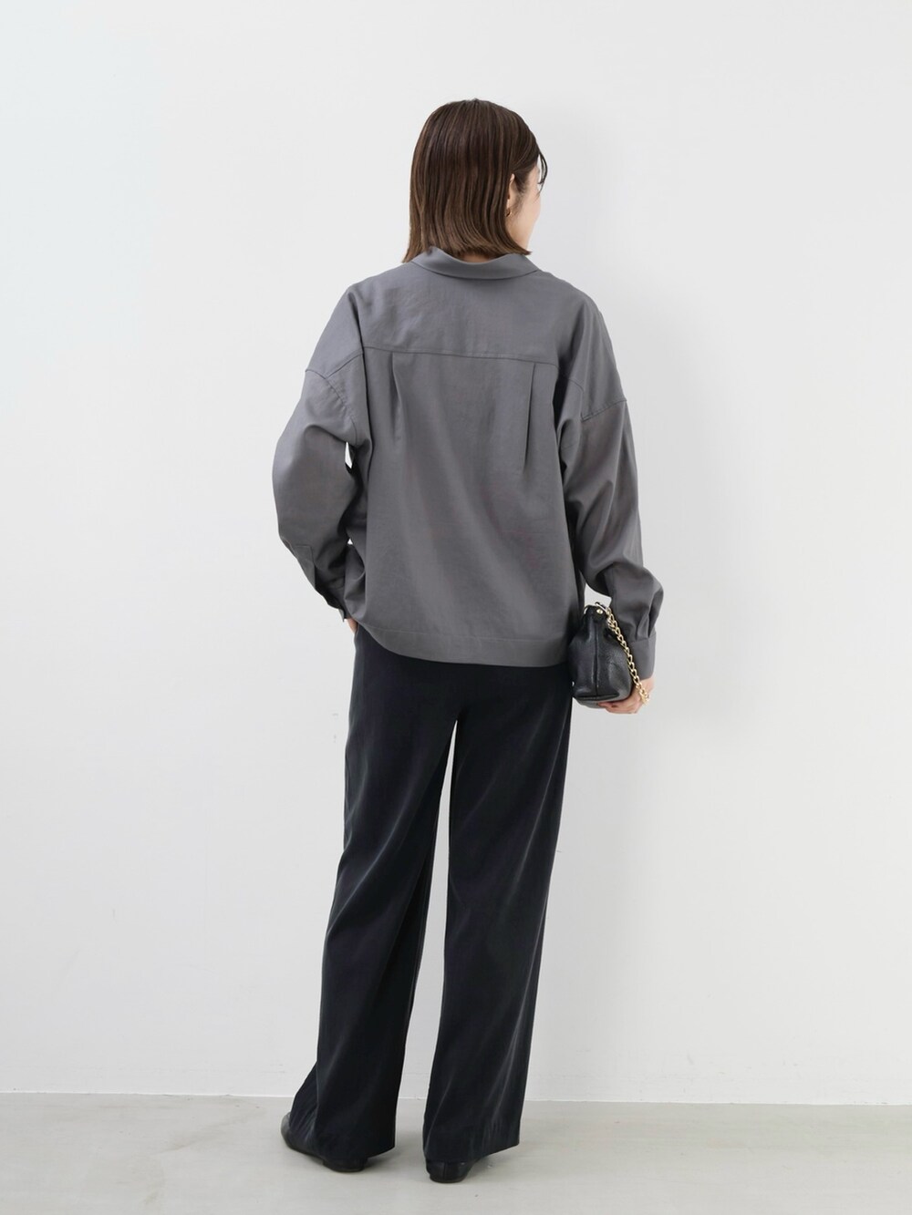 グレー系のシャツ/ブラウスを着用したレディースの夏コーディネートの8枚目の写真