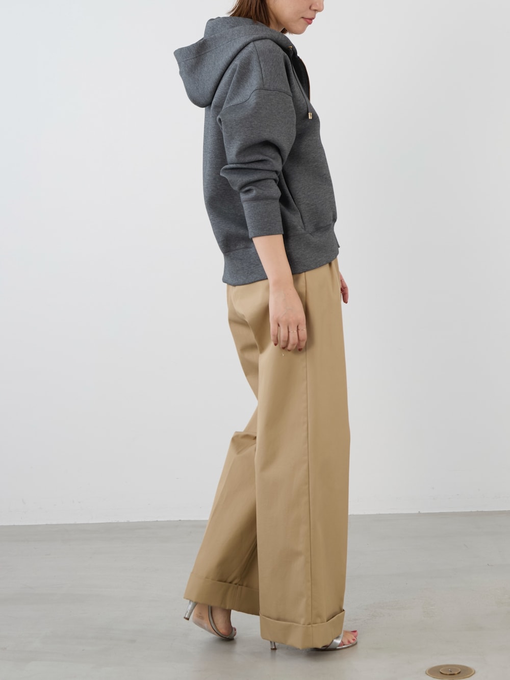 グレー系のパーカーを着用したレディースの冬コーディネートの5枚目の写真