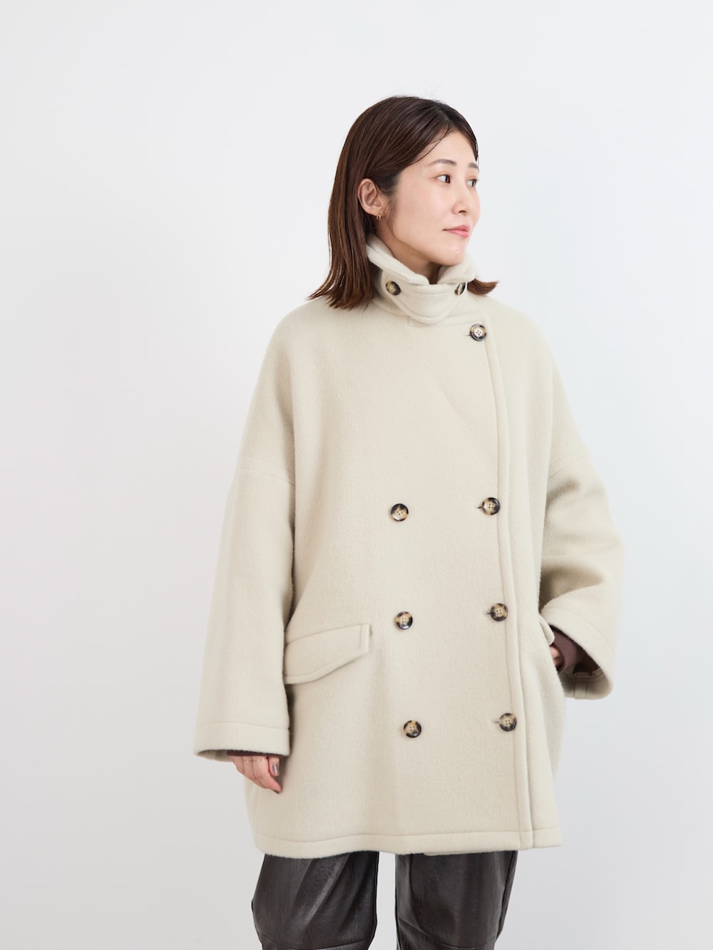 ブラウン系のスウェット、ホワイト系のTシャツ/カットソー、ベージュ系のピーコートを着用したレディースの冬コーディネートの8枚目の写真