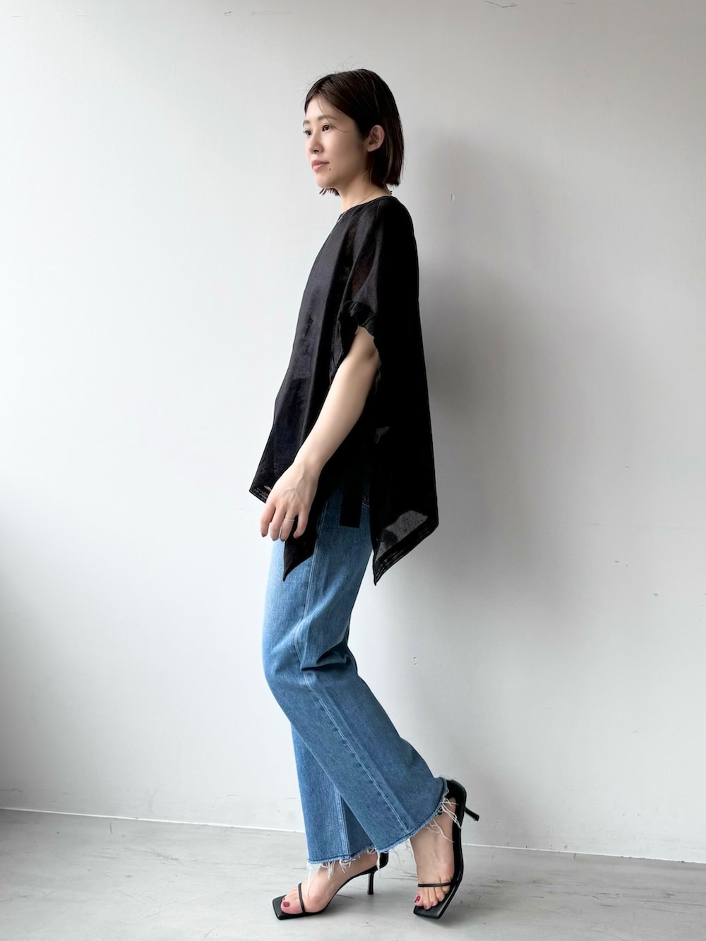 「mica&deal、マイカアンドディール、RED CARD、お出かけコーデ、デートコーデ、ポンチョ、リボン、デニムコーデ、きれいめカジュアル、ブラウス、休日スタイル、30代コーデ、大人カジュアル、大人フェミニン、シアートップス」｜「MICA&DEALのサイドリボンリネンポンチョ（シャツ/ブラウス、ブラック系）」を使った、erikaさん（レディース・163cm）の春コーディネートの2枚目の写真
