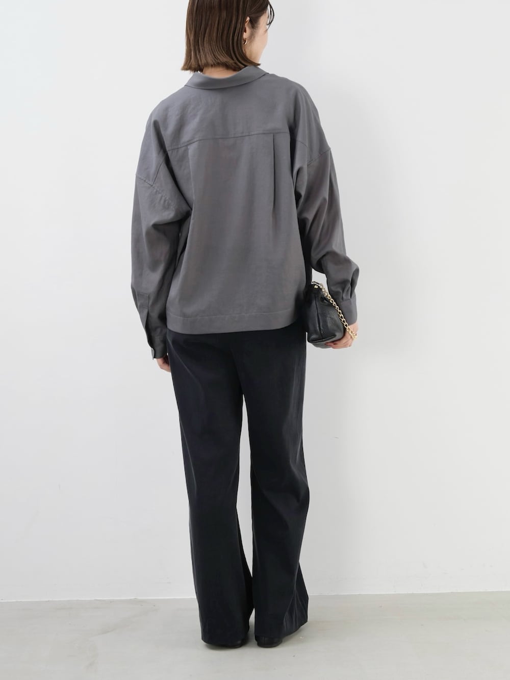 グレー系のシャツ/ブラウスを着用したレディースの夏コーディネートの9枚目の写真