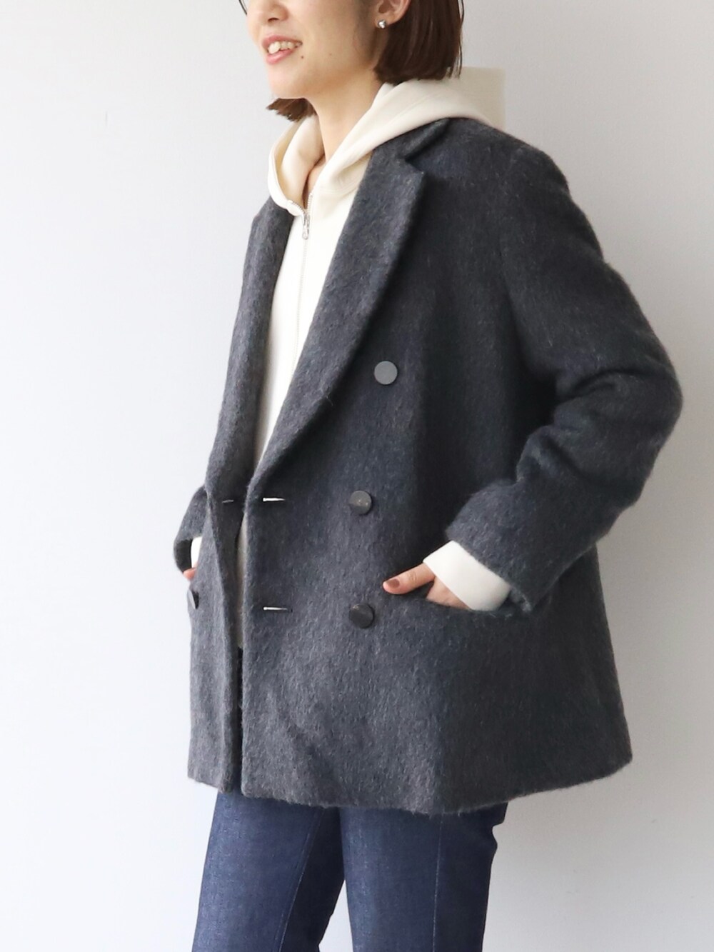 「marmors、マルモア、mica&deal、マイカアンドディール、ジャケット、ジャケットスタイル、パーカー、デニム、オトナ女子、大人カジュアル、きれいめカジュアル、パンツコーデ、30代コーデ、フーディー」｜「marmorsの【marmors】shaggy double tailored jacket（テーラードジャケット、グレー系）」を使った、erikaさん（レディース・163cm）の秋コーディネートの3枚目の写真