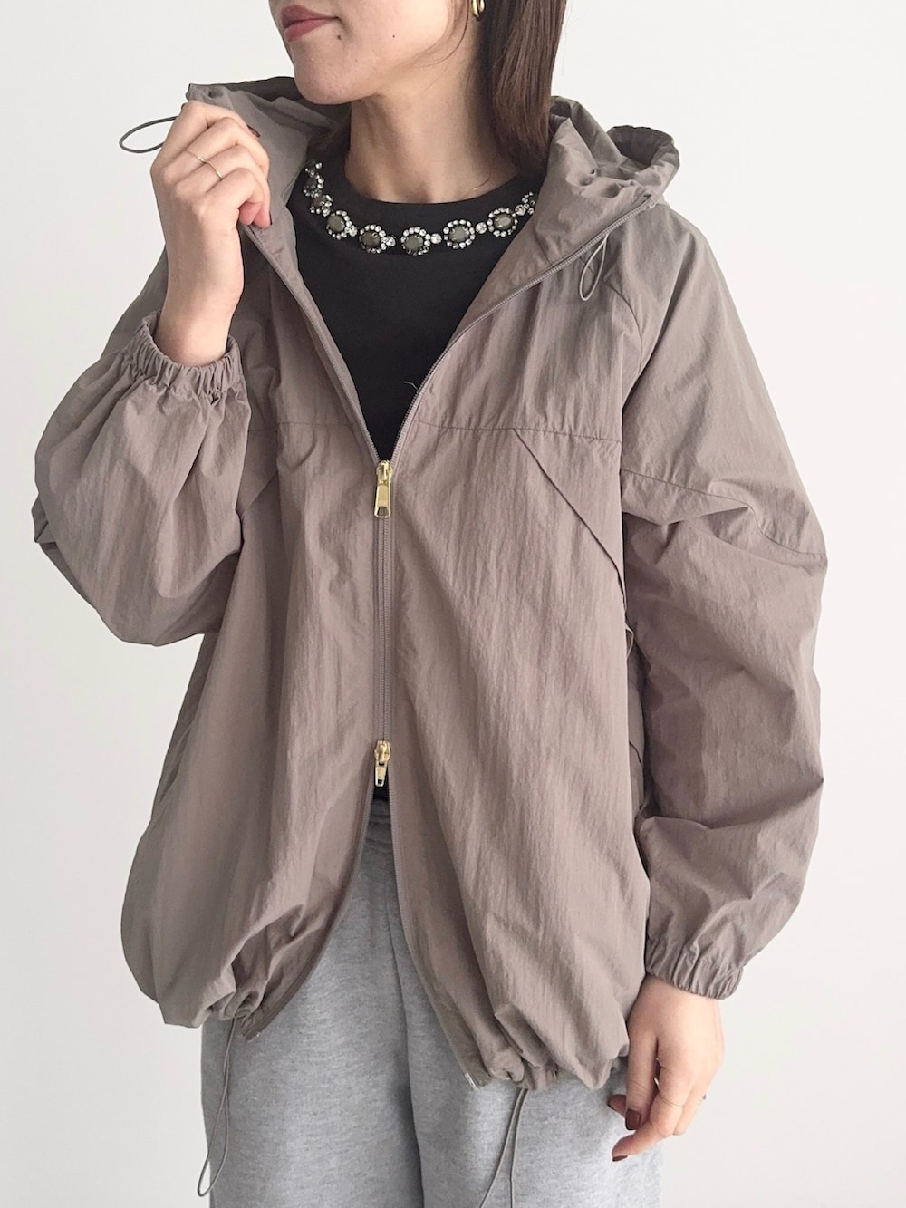 グレー系のTシャツ/カットソー、ベージュ系のその他アウターを着用したレディースの冬コーディネートの6枚目の写真