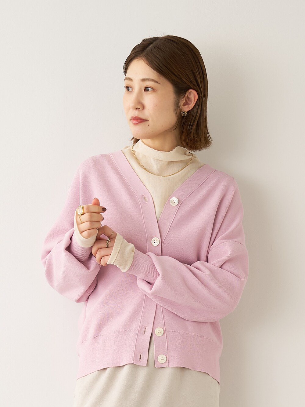 「mica&deal、マイカアンドディール、J&M DAVIDSON、オフホワイト、ホワイトコーデ、大人カジュアル、きれいめカジュアル、タートルネック、淡色コーデ、きれいめコーディネート、スカート、スカートスタイル、スエード、スエードスカート」｜「MICA&DEALのチュールハイネックカットソー（Tシャツ/カットソー、ベージュ系）」を使った、erikaさん（骨格ウェーブ・レディース・163cm）の冬コーディネートの7枚目の写真