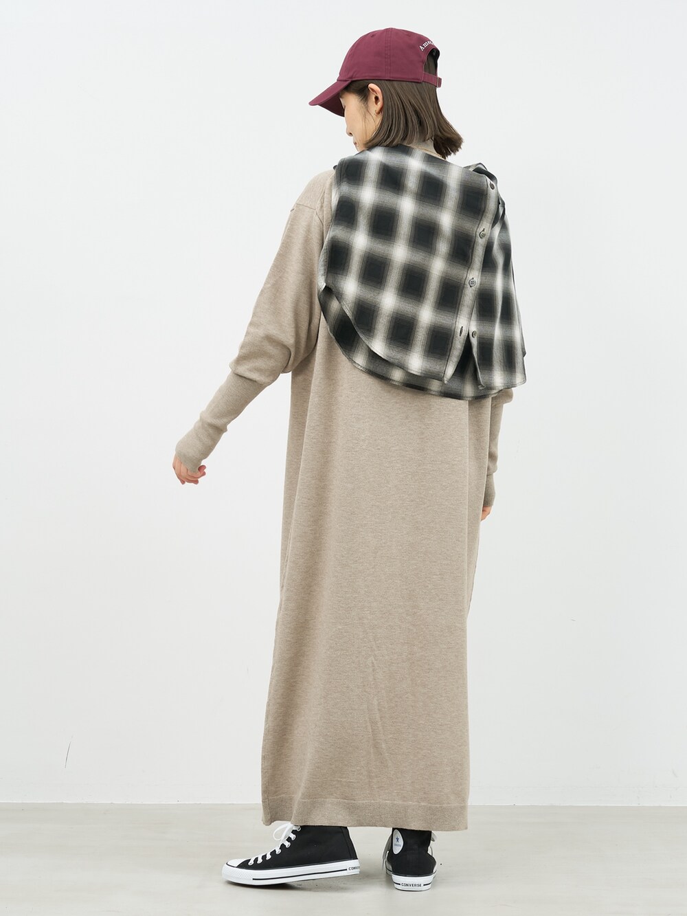 「ニットワンピース、ハイネックニット、ハイネックワンピース、チェック柄、チェックシャツ、キャップ、Americana 、ロゴキャップ、mica&deal、マイカアンドディール、大人カジュアル、きれいめカジュアル、休日スタイル、お出かけコーデ、冬コーデ」｜「MICA&DEALのオンブレチェックシャツ（シャツ/ブラウス、ブラック系）」を使った、erikaさん（骨格ウェーブ・レディース・163cm）の冬コーディネートの5枚目の写真