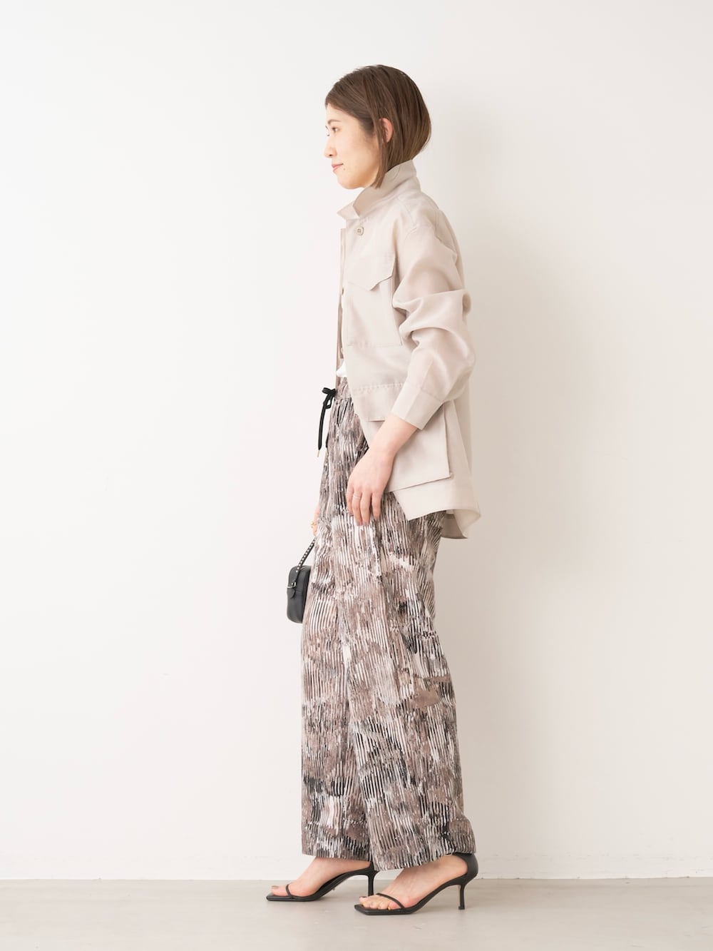 「marmors、マルモア、mica&deal、マイカアンドディール、J&M DAVIDSON、淡色コーデ、お出かけコーデ、春夏コーデ、モード、大人かわいい、パンツコーデ、ミリタリージャケット、ベージュコーデ、30代コーデ、大人女子」｜「marmorsの【marmors】military jk（その他アウター、ベージュ系）」を使った、erikaさん（レディース・163cm）の春コーディネートの2枚目の写真