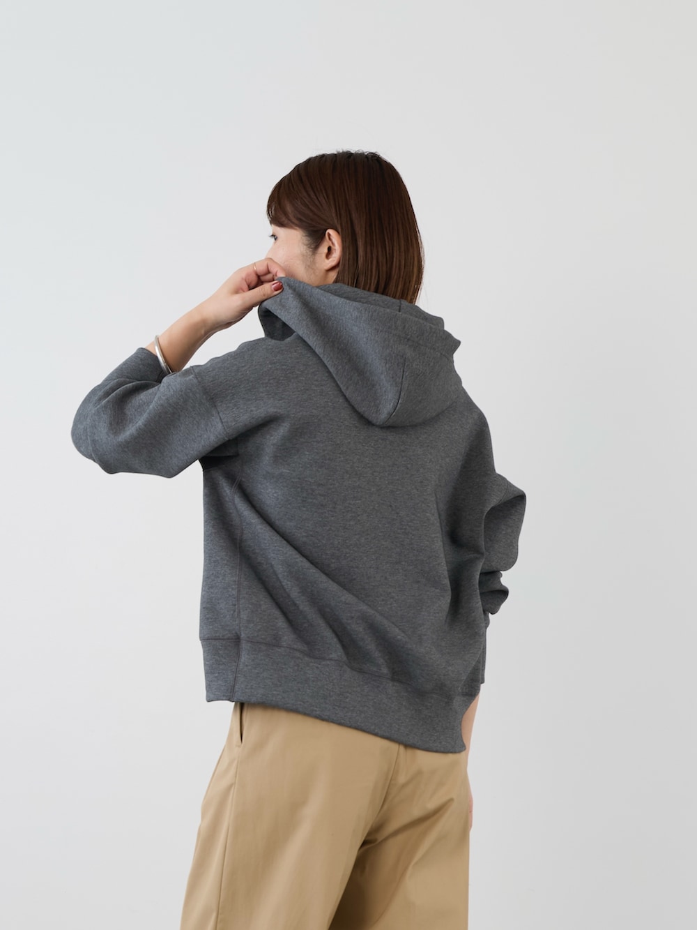 グレー系のパーカーを着用したレディースの冬コーディネートの6枚目の写真