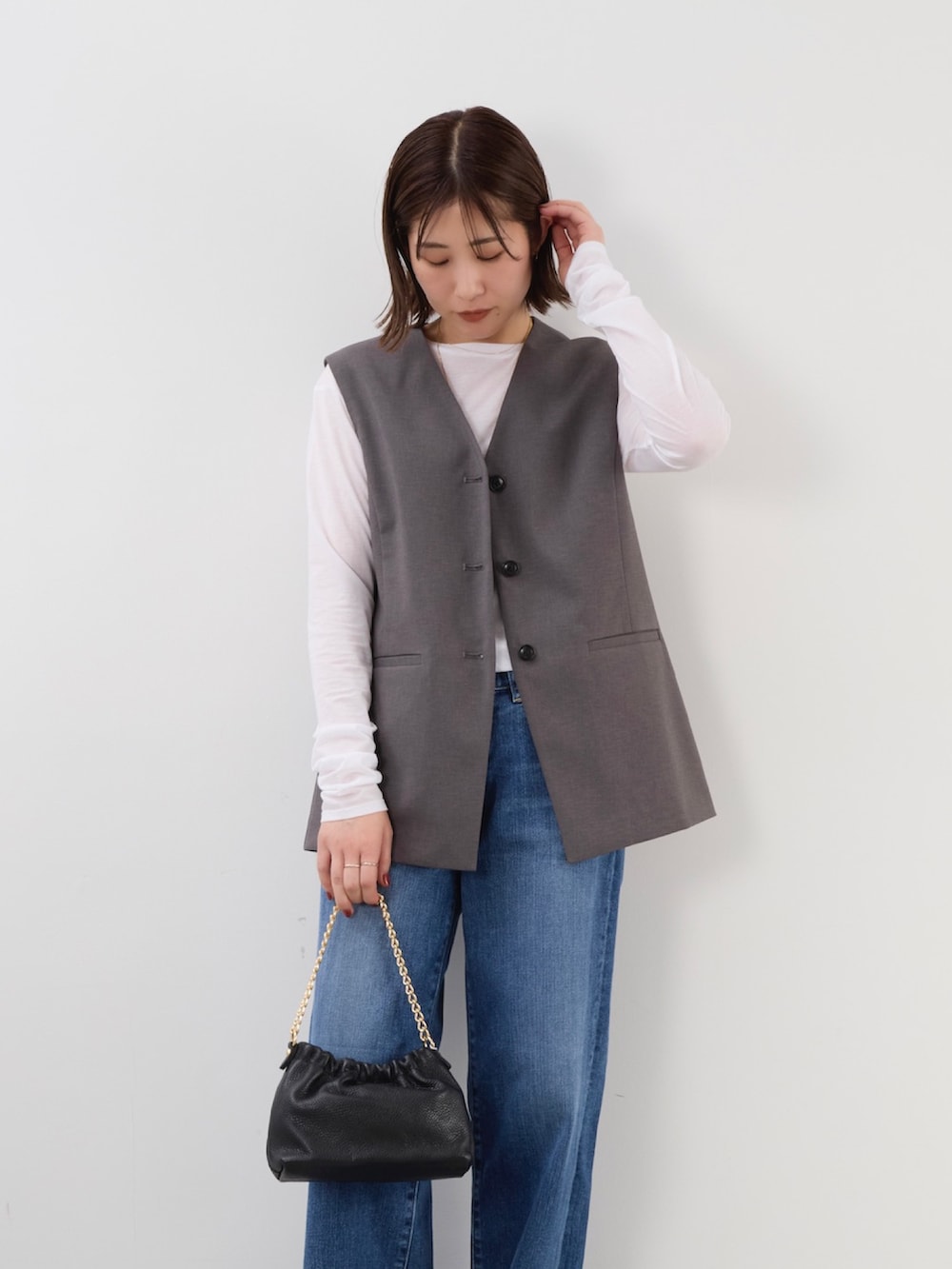 「mica&deal、マイカアンドディール、大人カジュアル、お出かけコーデ、ベスト、ジレ、ジレスタイル、AULENTTI、デニム、デニムコーデ、シアー、シアートップス、レイヤードスタイル」｜「AULENTTIの【AULENTTI】別注-チェーンショルダーバッグ-SHOULDER CHAIN BAG（ショルダーバッグ、ブラック系）」を使った、erikaさん（骨格ウェーブ・レディース・163cm）の夏コーディネートの3枚目の写真