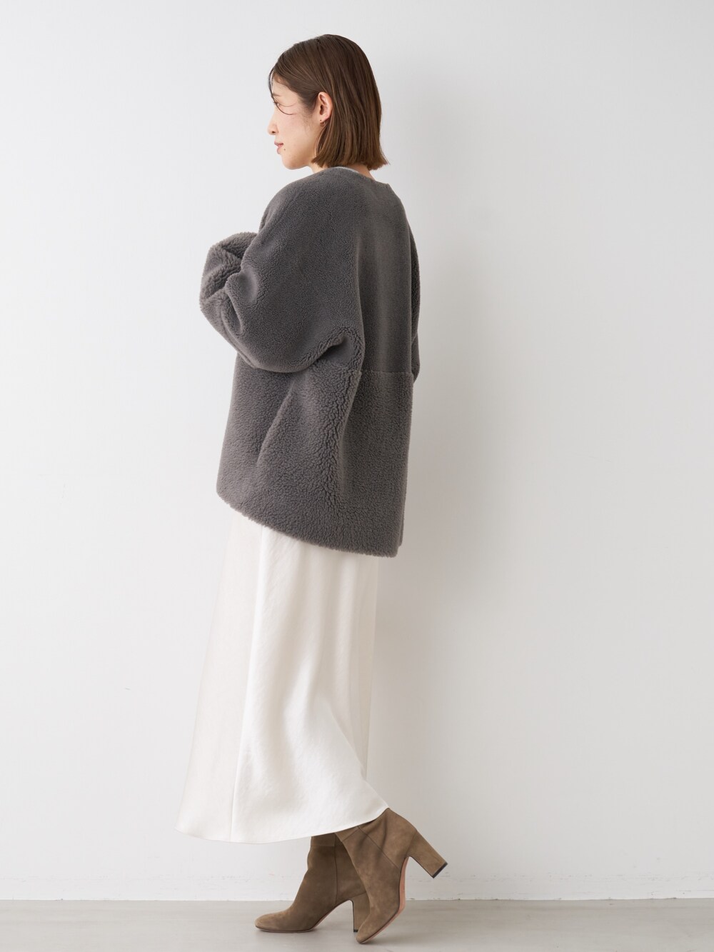「mica&deal、マイカアンドディール、お出かけコーデ、ブーツ、休日スタイル、ボアコート、リバーシブル、サテンスカート、カラーニット、大人カジュアル、きれいめカジュアル、ニット、人気アイテム、ブルー x ホワイト」｜「MICA&DEALのシャイニーバイアススカート（スカート、ホワイト系）」を使った、erikaさん（レディース・163cm）の秋コーディネートの5枚目の写真