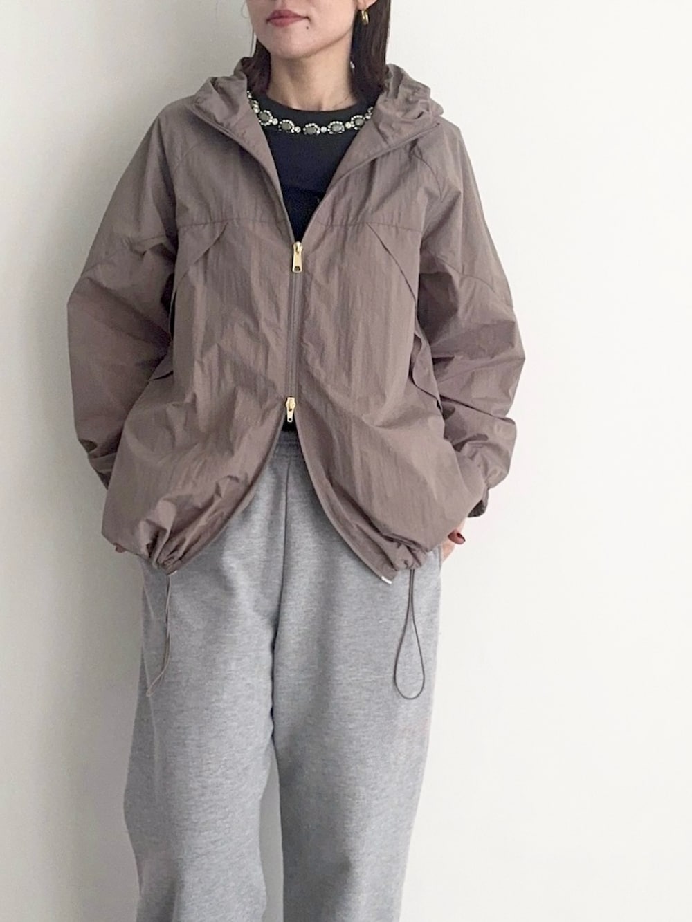 グレー系のTシャツ/カットソー、ベージュ系のその他アウターを着用したレディースの冬コーディネートの2枚目の写真