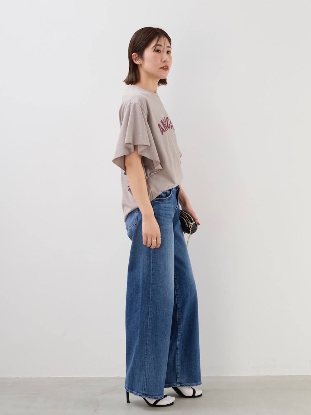 「mica&deal、マイカアンドディール、別注、Tシャツ、ロゴT、フリル、AMERICANA、Americana 、大人カジュアル、休日スタイル、お出かけコーデ、サンダル」｜「AMERICANAの【AMERICANA×MICA&DEAL】15th ANNIVERSARY フリルスリーブT-shirt（Tシャツ/カットソー、ベージュ系）」を使った、erikaさん（骨格ウェーブ・レディース・163cm）の夏コーディネートの4枚目の写真